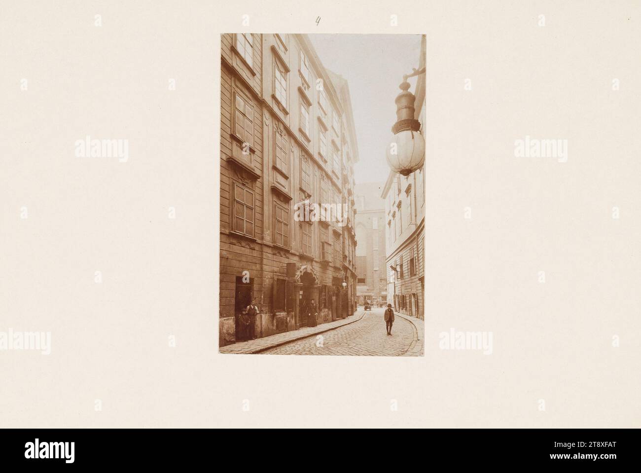1°, Parisergasse 4 - veduta verso il cortile scolastico, casa editrice Reinhold Entzmann & Sohn, 1900, cartone di supporto, carta lucida in collodion, dimensione immagine 13, 8 x 8, 8 cm, supporto cartone 21, 5 x 30 cm, 1° distretto: Innere Stadt, chiesa (esterno), illuminazione; lampade, Parisergasse, la Vienna Collection Foto Stock
