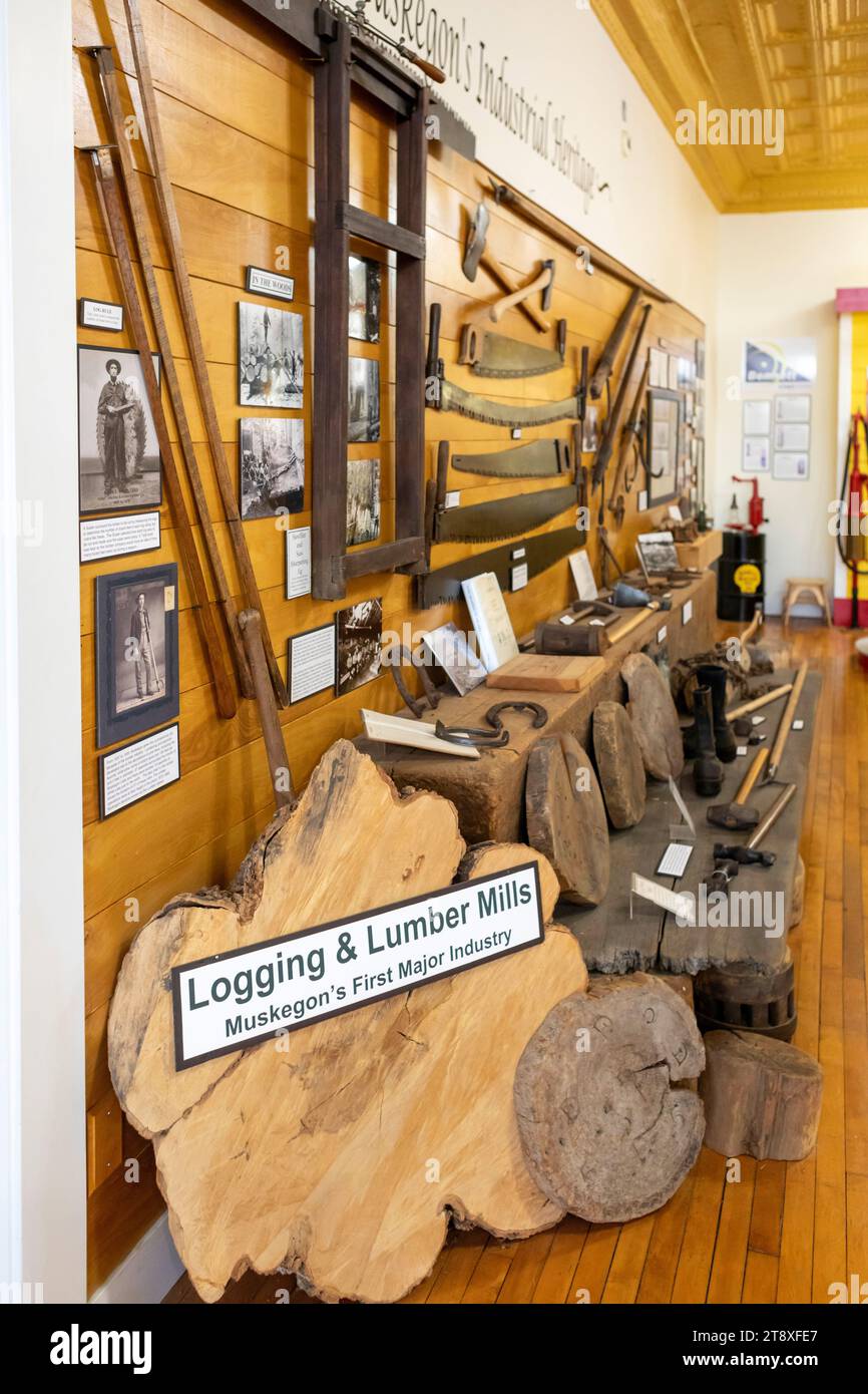 Muskegon, Michigan - il Muskegon Heritage Museum ha più di 200 mostre che mostrano la storia degli affari e dell'industria della regione. Gli strumenti sono disp Foto Stock