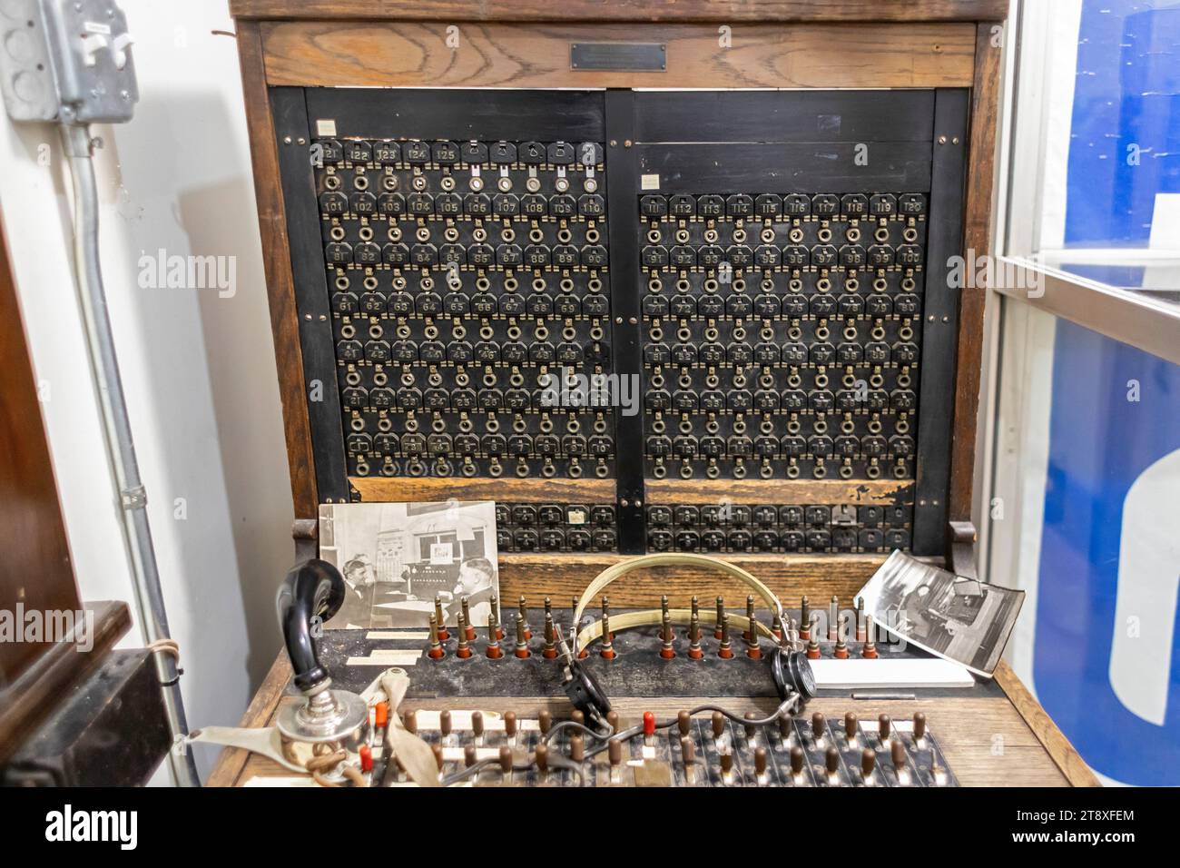 Muskegon, Michigan - il Muskegon Heritage Museum ha più di 200 mostre che mostrano la storia degli affari e dell'industria della regione. Un telep manuale Foto Stock