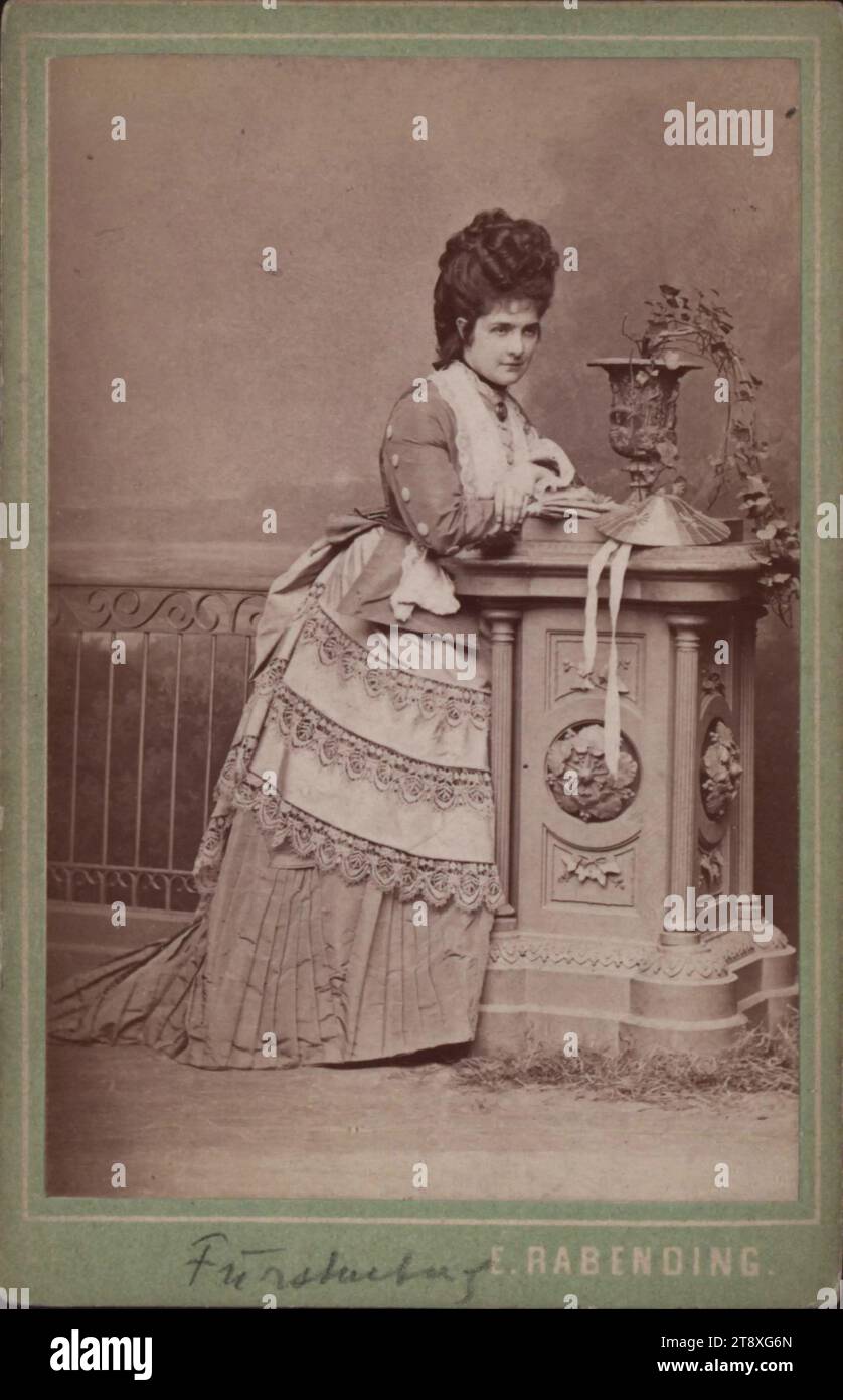 Leontine von Fürstenberg, nata Khevenhüller (1843-1914), Emil Rabending (1823-1886), fotografo, data intorno al 1870, cartone di supporto, carta per albume, cartone di supporto 10, 4 x 6, 7 cm, aristocrazia, Moda, ritratto, donna, vestito, abito, la Vienna Collection Foto Stock