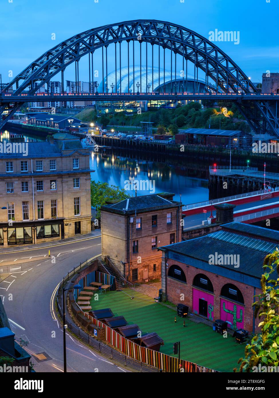 Vista sopraelevata del Tyne e dello Swing Bridge a Newcastle durante l'ora blu mattutina. Gateshead è sullo sfondo Foto Stock