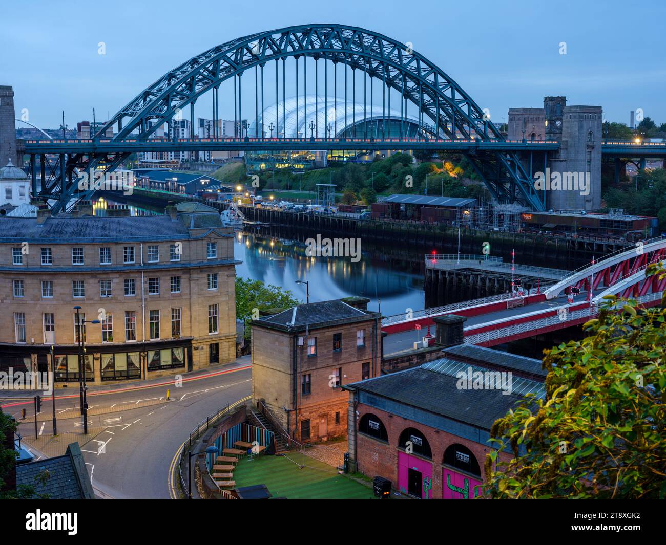 Vista sopraelevata del Tyne e dello Swing Bridge a Newcastle durante l'ora blu mattutina. Gateshead è sullo sfondo Foto Stock