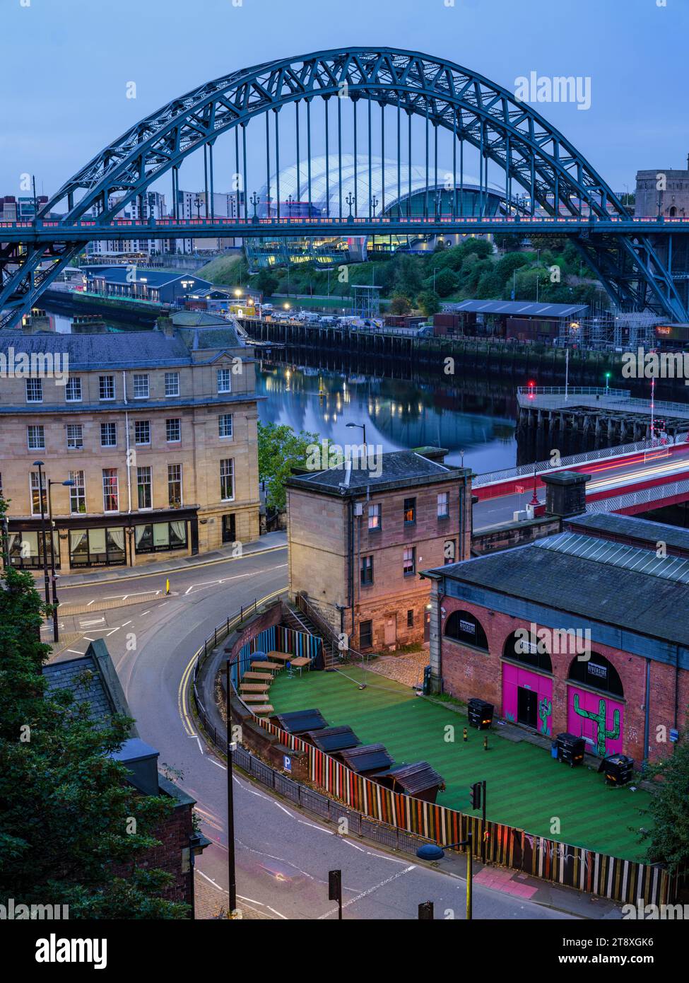 Vista sopraelevata del Tyne e dello Swing Bridge a Newcastle alla luce del mattino presto. Il centro della salvia è sullo sfondo Foto Stock