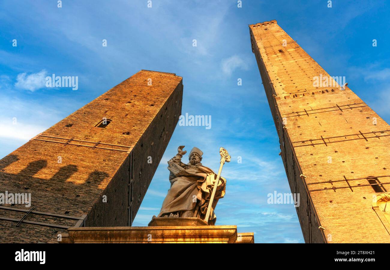 Le due Torri Garisenda e degli Asinelli, simboli della Bologna medievale, Emilia-Romagna, Italia Foto Stock