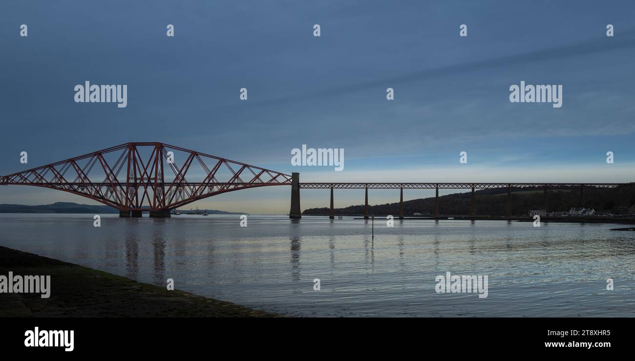 Una vista del Forth Bridge che guarda al porto nel South Queensferry, vicino a Edimburgo, Scozia Foto Stock