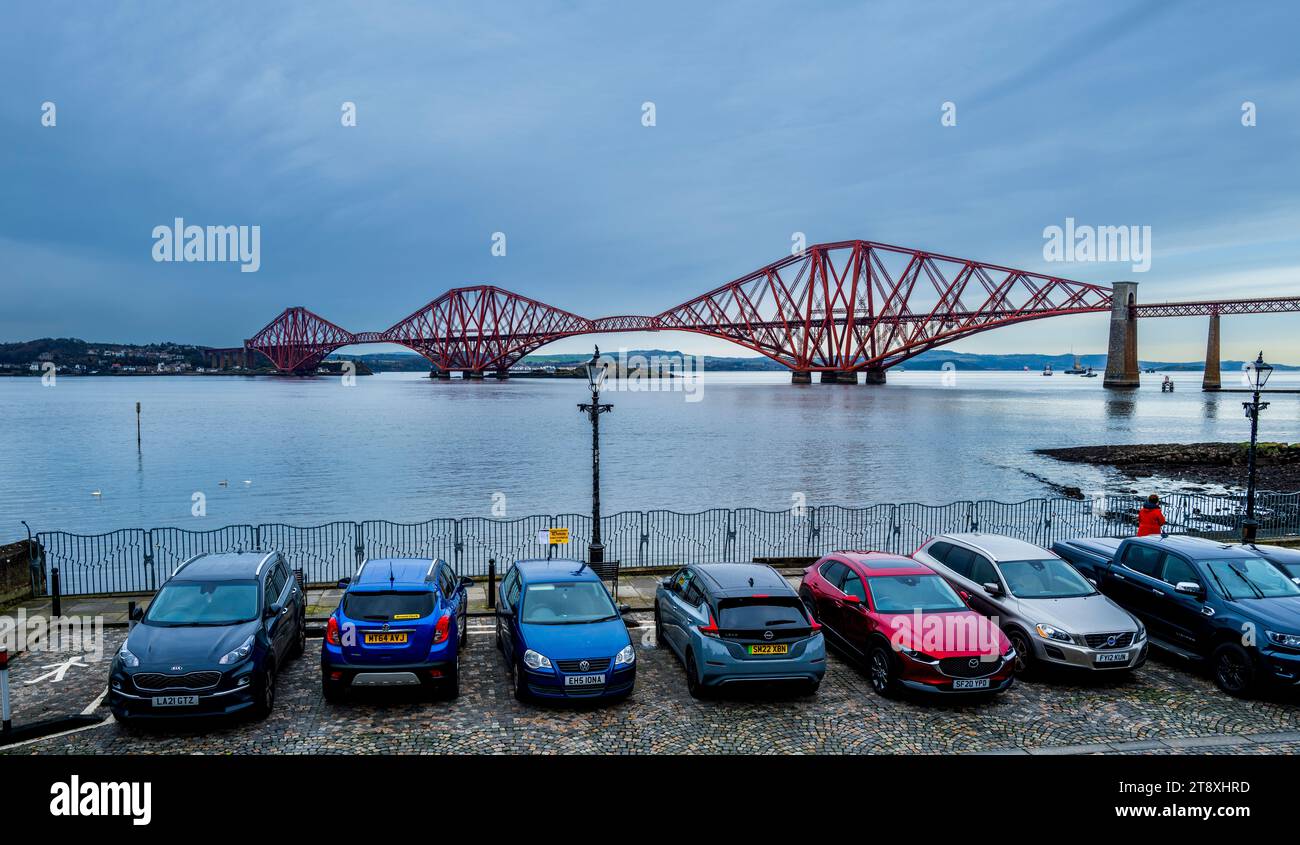 Una vista del Forth Bridge da Newalls Road nel South Queensferry, vicino a Edimburgo, Scozia Foto Stock