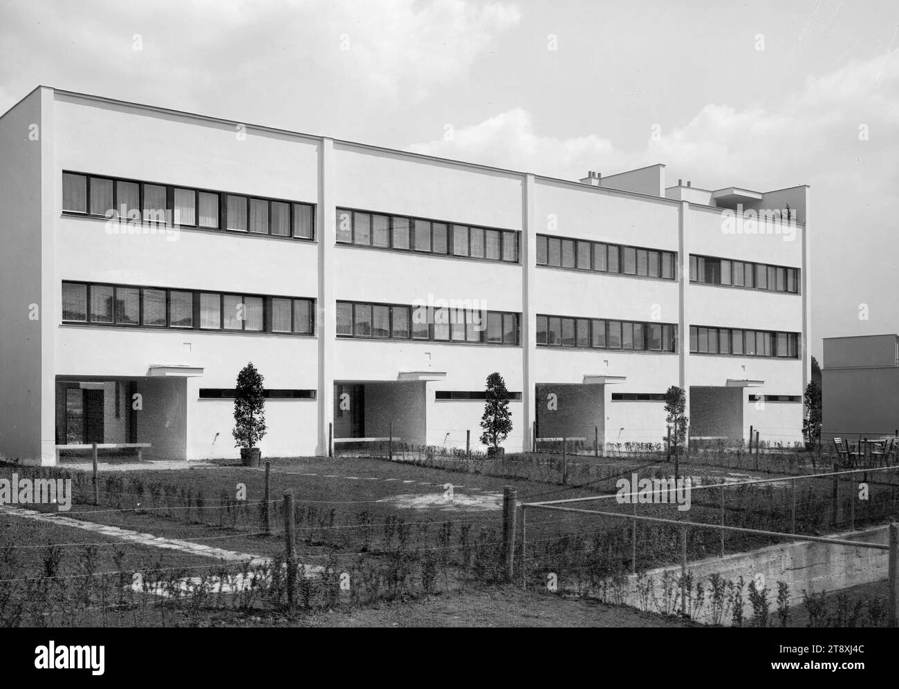 Werkbundsiedlung, casa 25 a 28 (13°, Veitingergasse 87-93): Lato giardino, Martin Gerlach Jr. (1879-1944), fotografo, André Lurcát (1892-1970), architetto, 1932, vetro, negativo, altezza 17,8 cm, larghezza 23,8 cm, architettura, Vienna rossa, mostre, 13° distretto: Hietzing, la solita casa o fila di case, giardino, basso edificio, condominio, la Vienna Collection Foto Stock