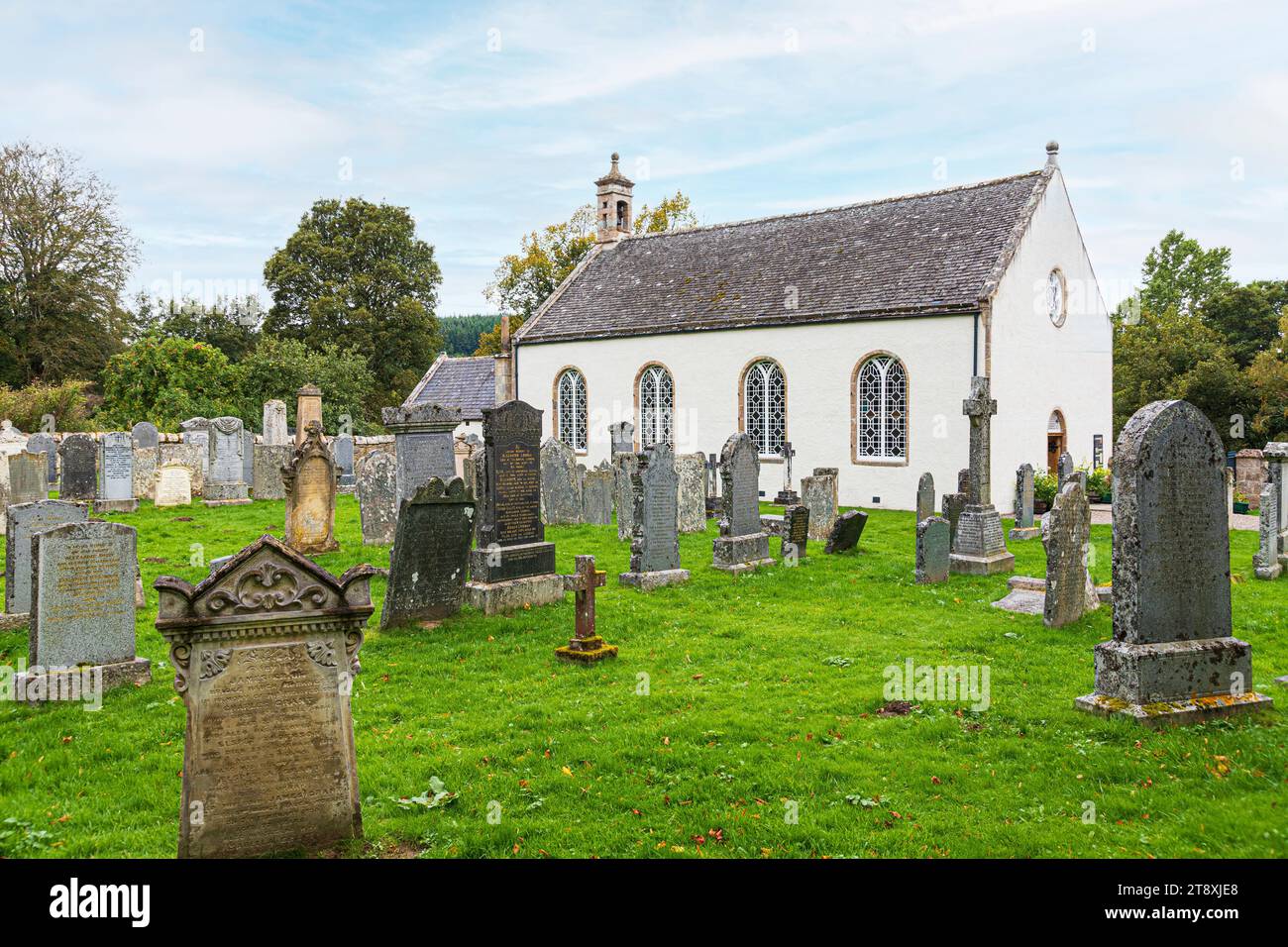 Inveravon Church (costruita nel 1806) che ospita alcune pietre Pitti, Speyside, Moray, Scozia Regno Unito Foto Stock