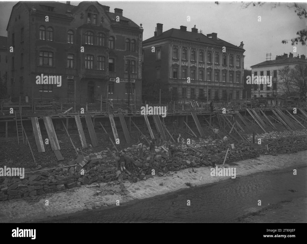 Lavori di pavimentazione lungo la Wienfluss (Hackinger Kai), Martin Gerlach jun. (1879-1944), fotografo, 1936-1937, vetro, negativo, altezza 17,9 cm, larghezza 23,9 cm, Wienfluss, costruzione, fiume, Kai, la Vienna Collection Foto Stock