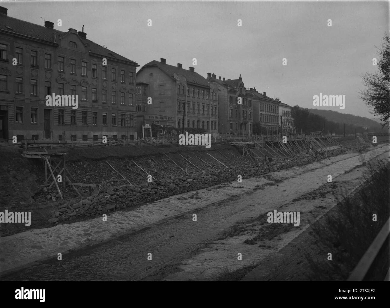 Lavori di pavimentazione lungo il fiume Vienna (Hackinger Kai), Martin Gerlach jun. (1879-1944), fotografo, 1936-1937, vetro, negativo, altezza 17,9 cm, larghezza 23,9 cm, fiume Vienna, costruzione, fiume, quay, la Vienna Collection Foto Stock