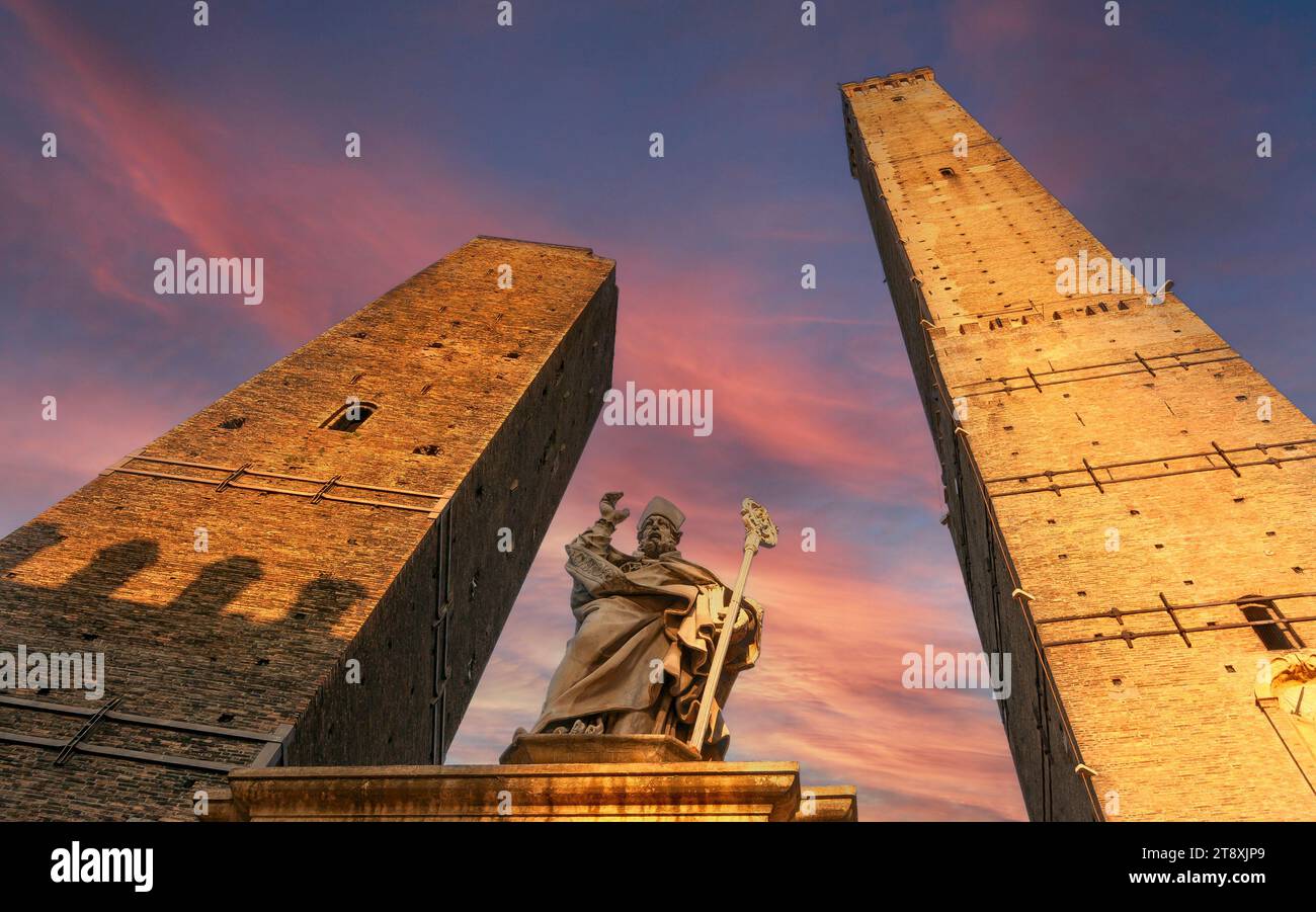 Le due Torri Garisenda e degli Asinelli, simboli della Bologna medievale, Emilia-Romagna, Italia Foto Stock