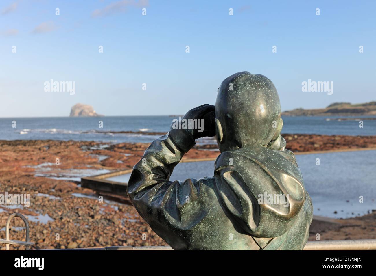 The Watcher, una statua di bronzo di Kenny Hunter presso lo Scottish Seabird Centre, North Berwick, East Lothian, Scozia, Regno Unito Foto Stock