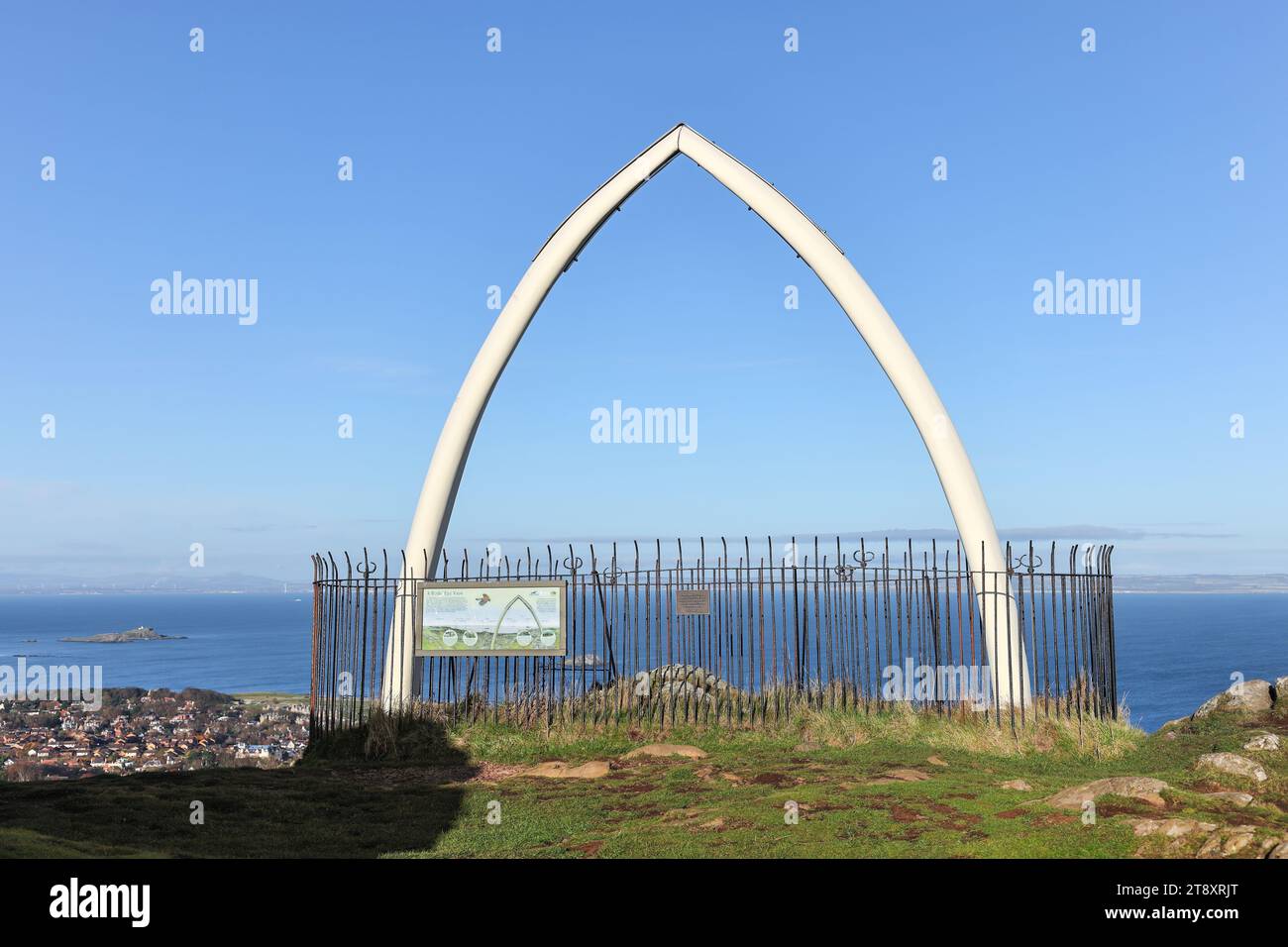 Whale Bone Arch on the Summit of North Berwick Law, North Berwick, East Lothian, Scozia, Regno Unito. Foto Stock