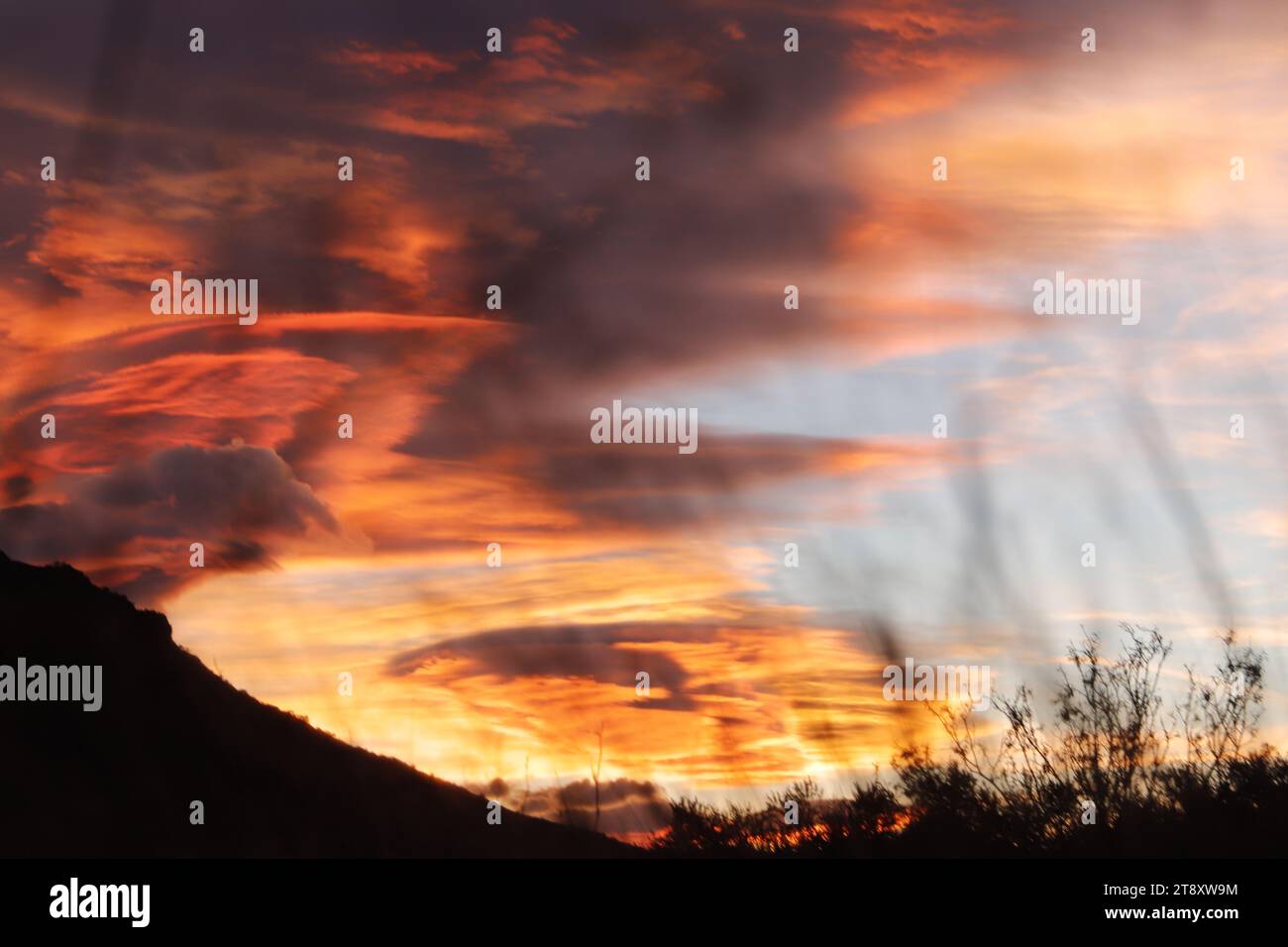 Tramonto colorato con nuvole ufo sulle montagne della Spagna Foto Stock