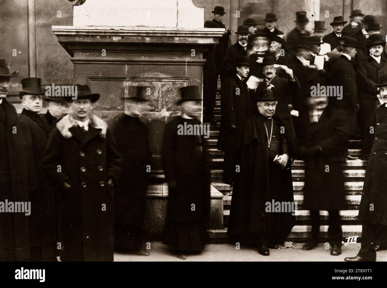 Cerimonia di commemorazione dei caduti nella prima guerra mondiale nella Karlskirche (con il Segretario di Stato Julius Deutsch e il Cardinale Friedrich Gustav Piffl), Richard Hauffe (1878-1933), fotografo, 5,1.1919, paper, fotografia, altezza x larghezza 12, 9 x 18 cm, iscrizione, RS.: Gedechtnisfeier vor der Karlskirche, links Dr. Deutsch rechts Kardinal Piffl, AM 5, i 1919 Gedächtnisfeier F. d. Kriegsgefallenen vor Karls Kirche, ma. RICCO. HAUFFE, Vienna, VII, Neustiftgasse 86 II St., RS.: Spese di riproduzione per ogni fotografia e diario separatamente, non desiderato, si prega di restituire immediatamente Foto Stock