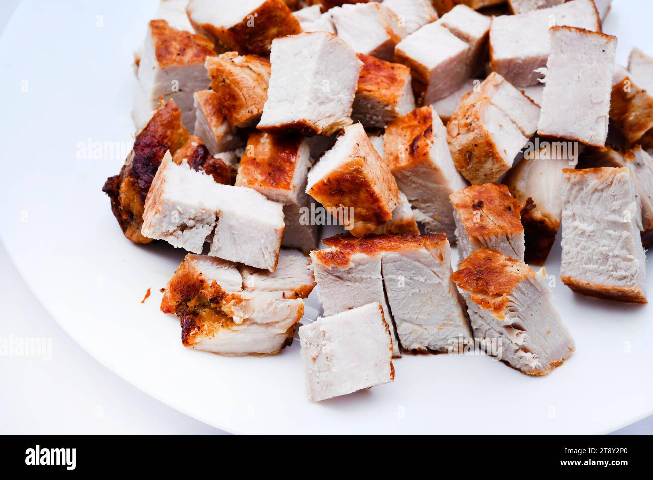 Pezzi di carne di maiale fritta su un piatto bianco. Succosa e deliziosi piatti di carne al barbecue. Foto Stock