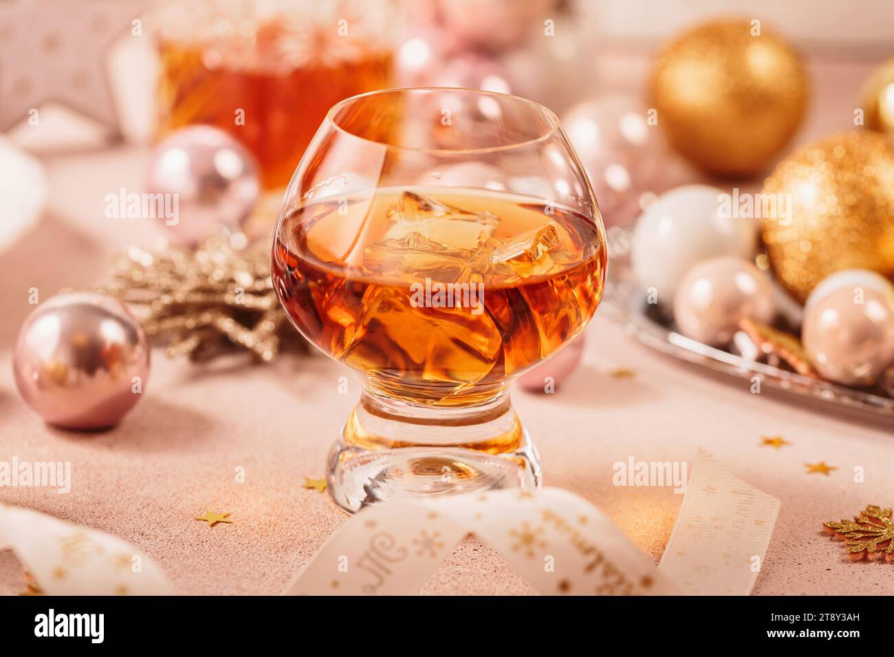 Concetto di whisky per Capodanno, Natale e vacanze invernali Foto Stock