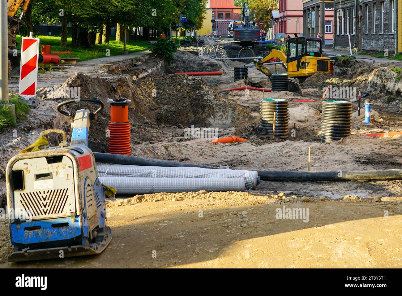 Vista completa della ricostruzione stradale, tubi sotterranei sostituiti, pozzi verticali in plastica, escavatori Foto Stock