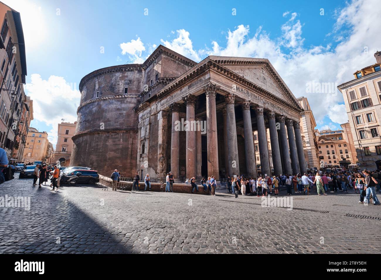 Roma, Italia - 2 novembre 2023: Imponente facciata dell'antico tempio e chiesa del Pantheon Foto Stock