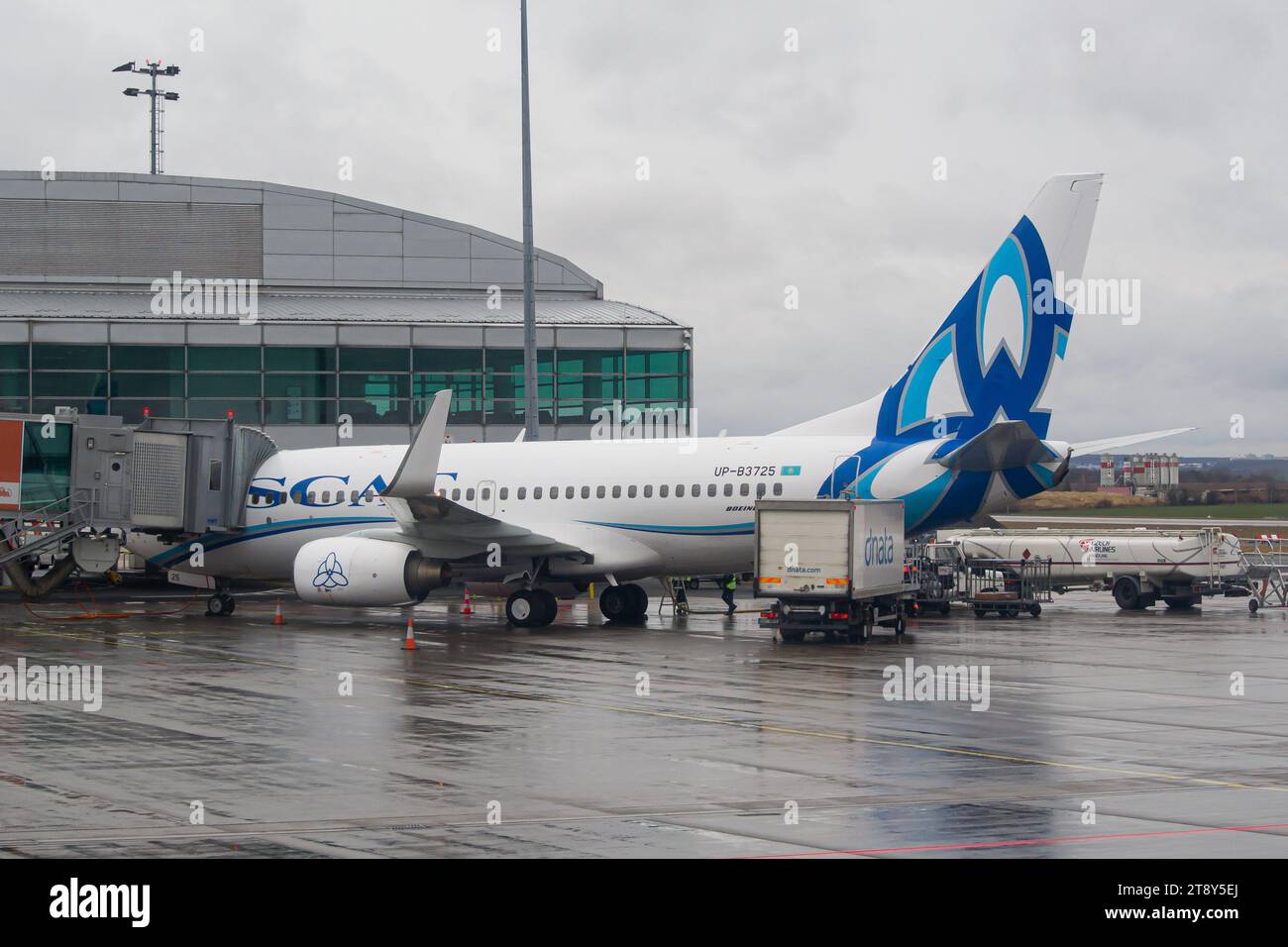 La compagnia aerea kazaka SCAT Airlines Boeing 737-700 ha parcheggiato al gate dell'aeroporto internazionale di Praga Foto Stock
