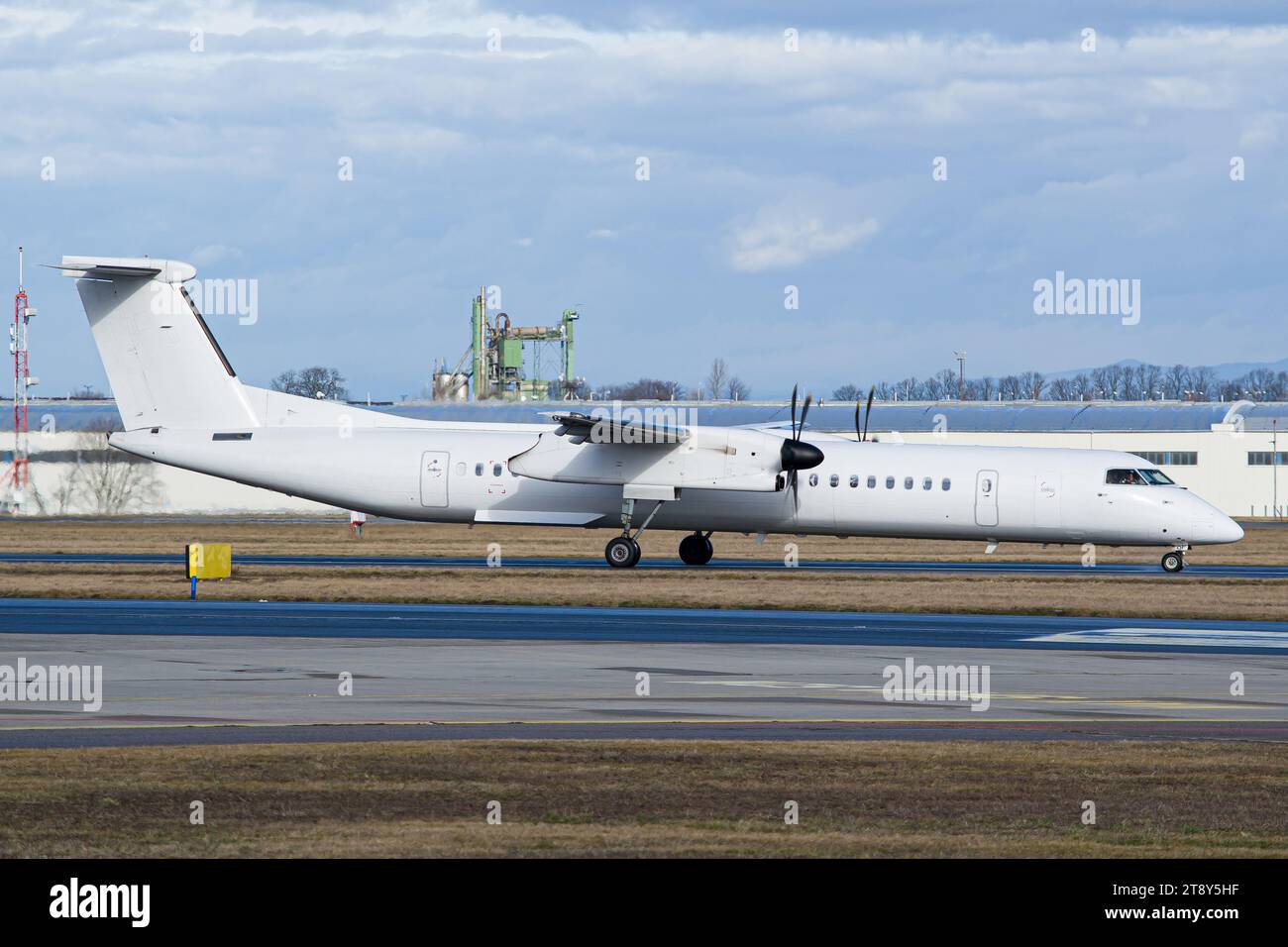 Piccolo aereo a turboelica regionale non marchiato bianco che ruba sulla pista per il decollo Foto Stock