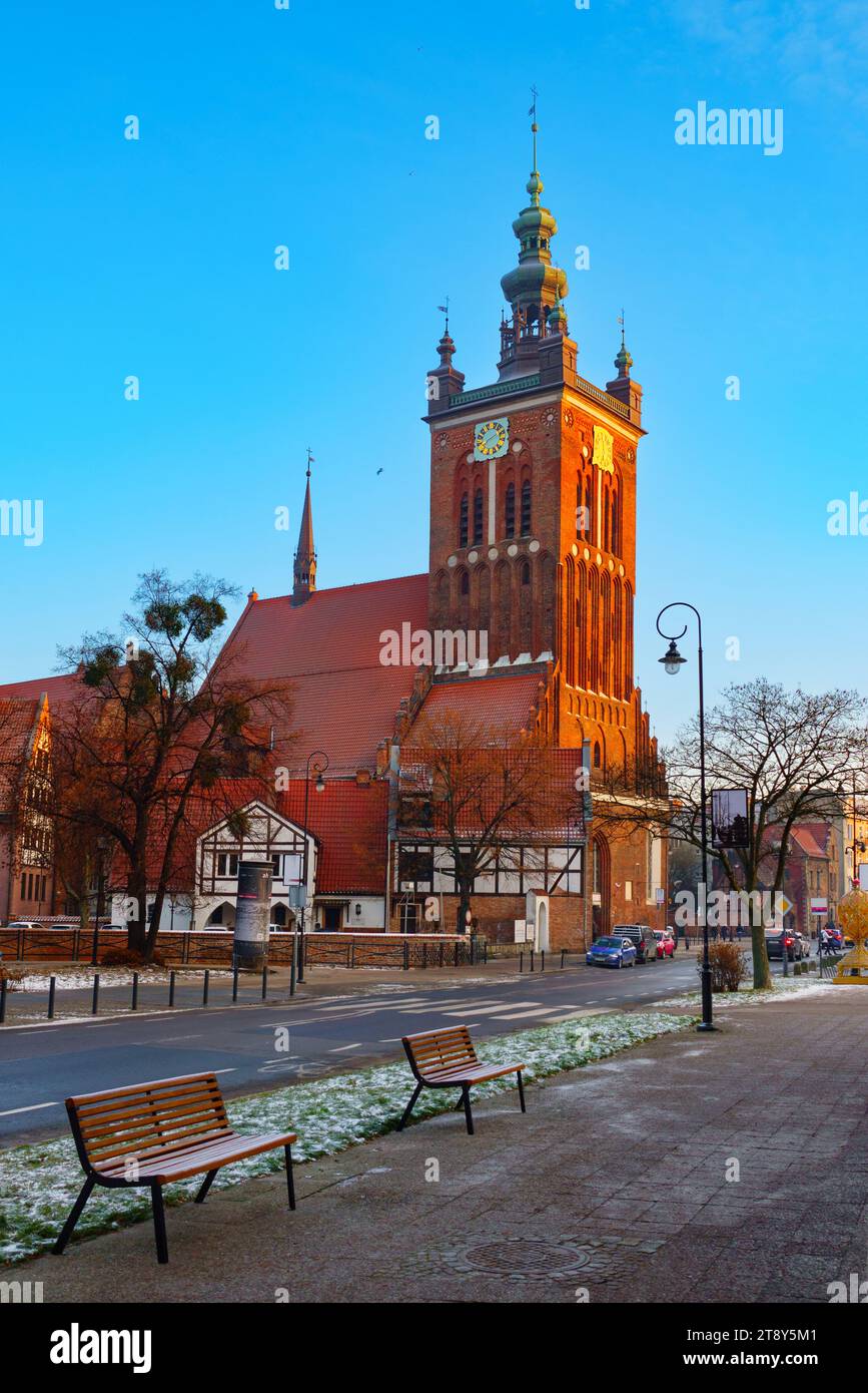 2022-12-15: Chiesa di St Catherine in inverno. Danzica, Polonia Foto Stock