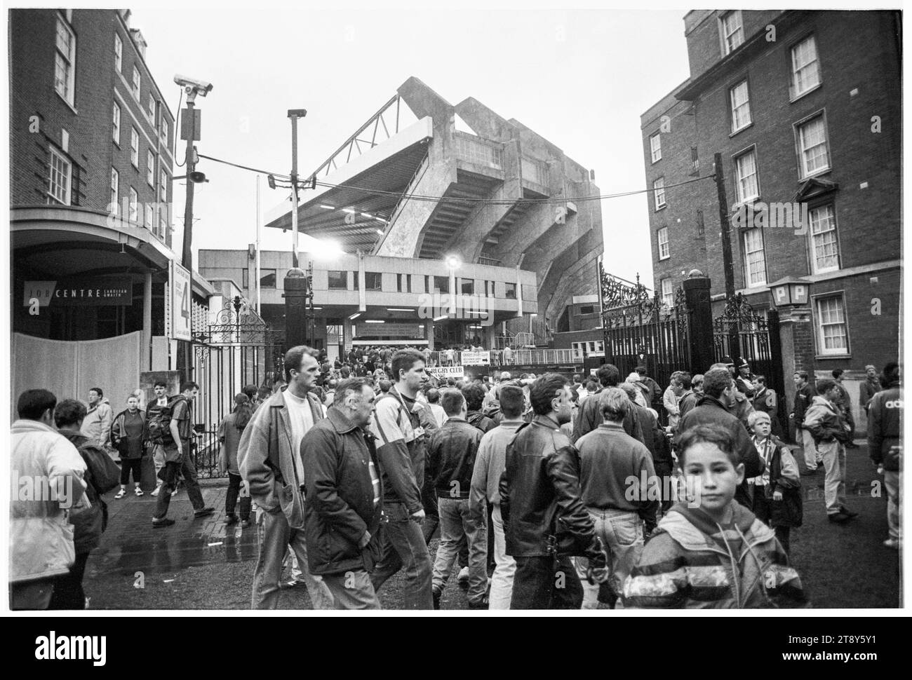 I tifosi si dirigono lungo Quay Street verso Westgate Street con le iconiche braccia di cemento del vecchio stadio e le porte commemorative all'orizzonte. Qualificazioni al gruppo 4 della Coppa del mondo FIFA 1994 – Galles contro RCS (Cecoslovacchia AKA Representation of Czechs and Slovaks) al Cardiff Arms Park, Galles, Regno Unito l'8 settembre 1993. Una vittoria per il Galles in questa partita avrebbe quasi garantito la qualificazione con 2 partite a gironi rimanenti. Hanno guidato 2-1 ma hanno concesso un gol di punizione da Peter Dubovský e la partita è finita 2-2. Foto: Rob Watkins Foto Stock