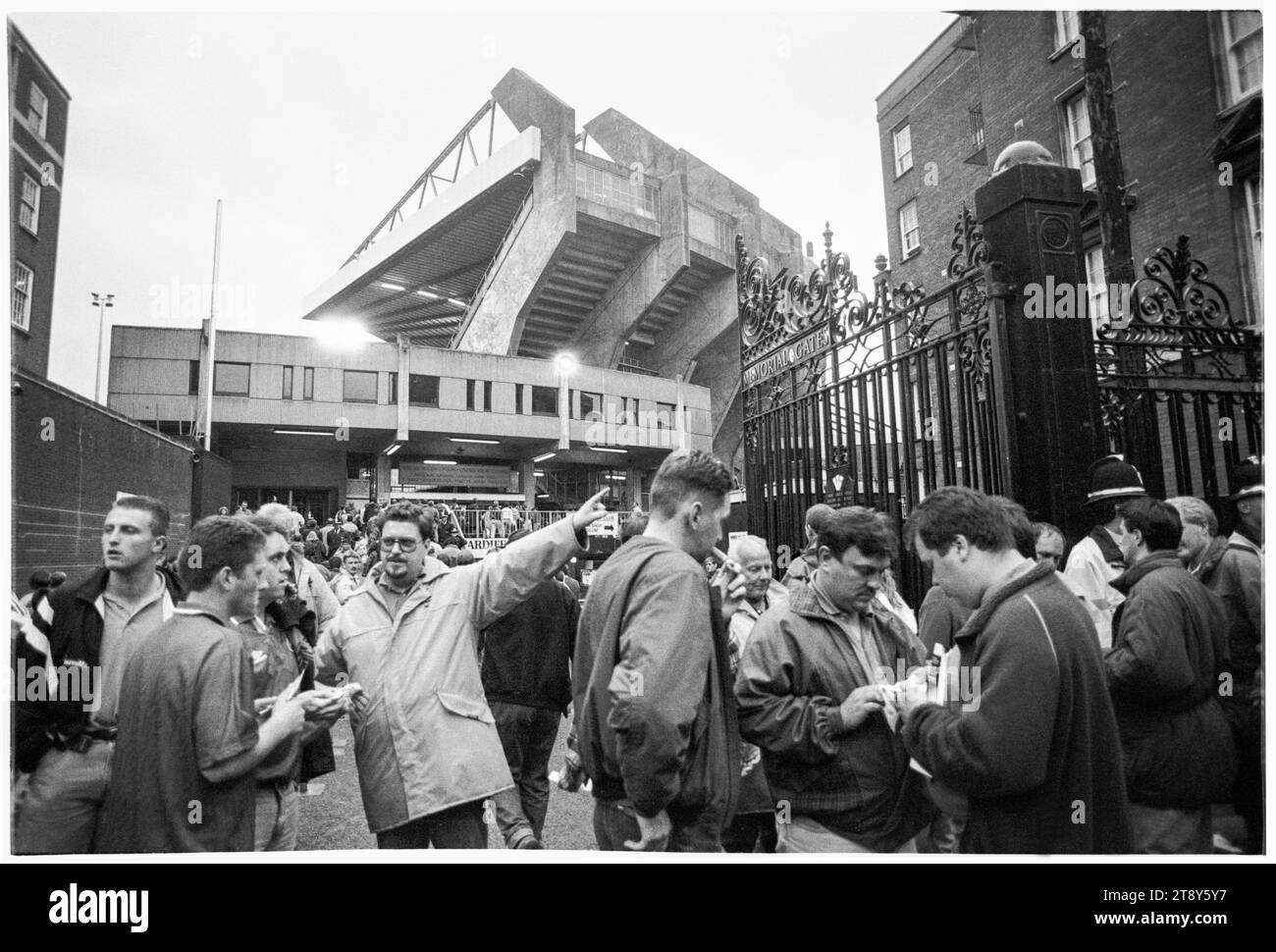 I tifosi si dirigono lungo Quay Street verso Westgate Street con le iconiche braccia di cemento del vecchio stadio e le porte commemorative all'orizzonte. Qualificazioni al gruppo 4 della Coppa del mondo FIFA 1994 – Galles contro RCS (Cecoslovacchia AKA Representation of Czechs and Slovaks) al Cardiff Arms Park, Galles, Regno Unito l'8 settembre 1993. Una vittoria per il Galles in questa partita avrebbe quasi garantito la qualificazione con 2 partite a gironi rimanenti. Hanno guidato 2-1 ma hanno concesso un gol di punizione da Peter Dubovský e la partita è finita 2-2. Foto: Rob Watkins Foto Stock