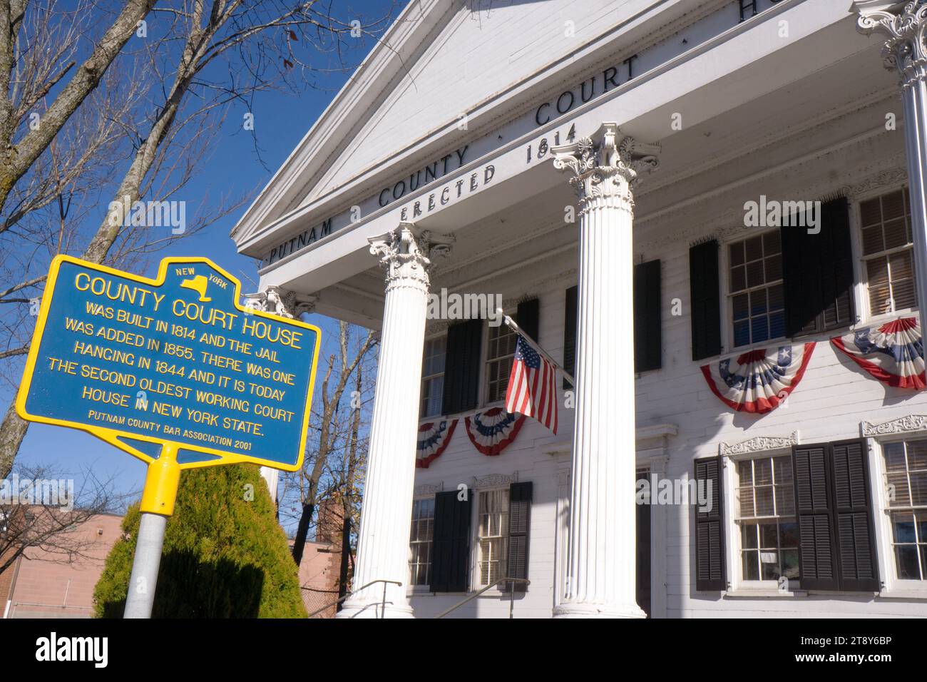 Un cartello all'esterno del tribunale della contea di Putnam, costruito nel 1814, che illustra alcuni dettagli della sua storia. A Carmel, New York. Foto Stock