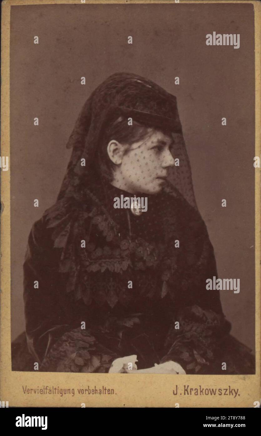 Anna Ulke (1847, 50-1878), cantante folk, J. Krakowszky, fotografa, data precedente al 1879, cartone di supporto, carta per albume, altezza x larghezza 10, 5 x 6, 7 cm, Moda, Teatro, musica, ritratto, cantante femminile, donna, vestito, abito, Anna Ulke, la Vienna Collection Foto Stock