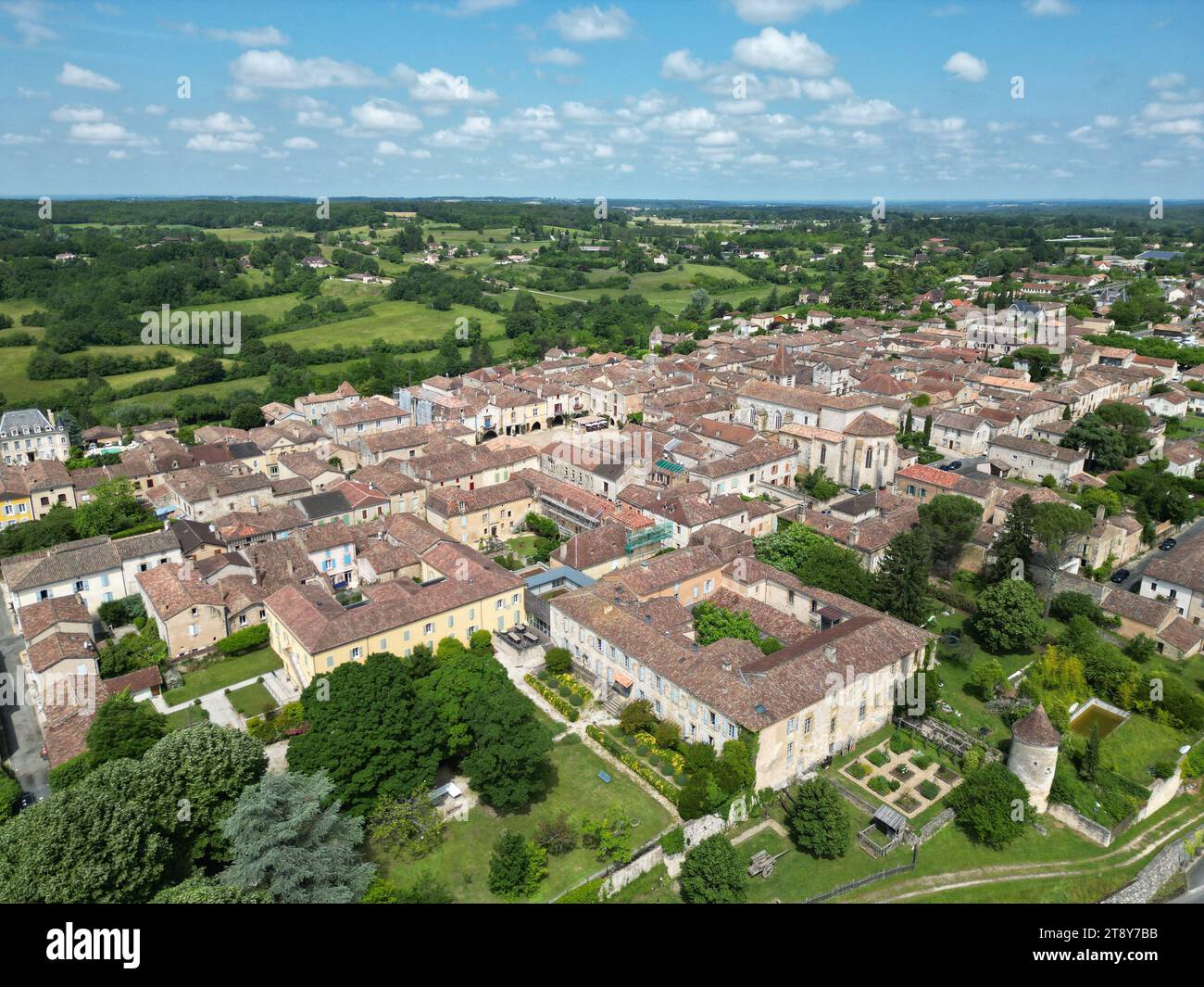 La città di Monpazier, in Francia, è caratterizzata da un'architettura medievale, vista dall'alto dal drone Foto Stock