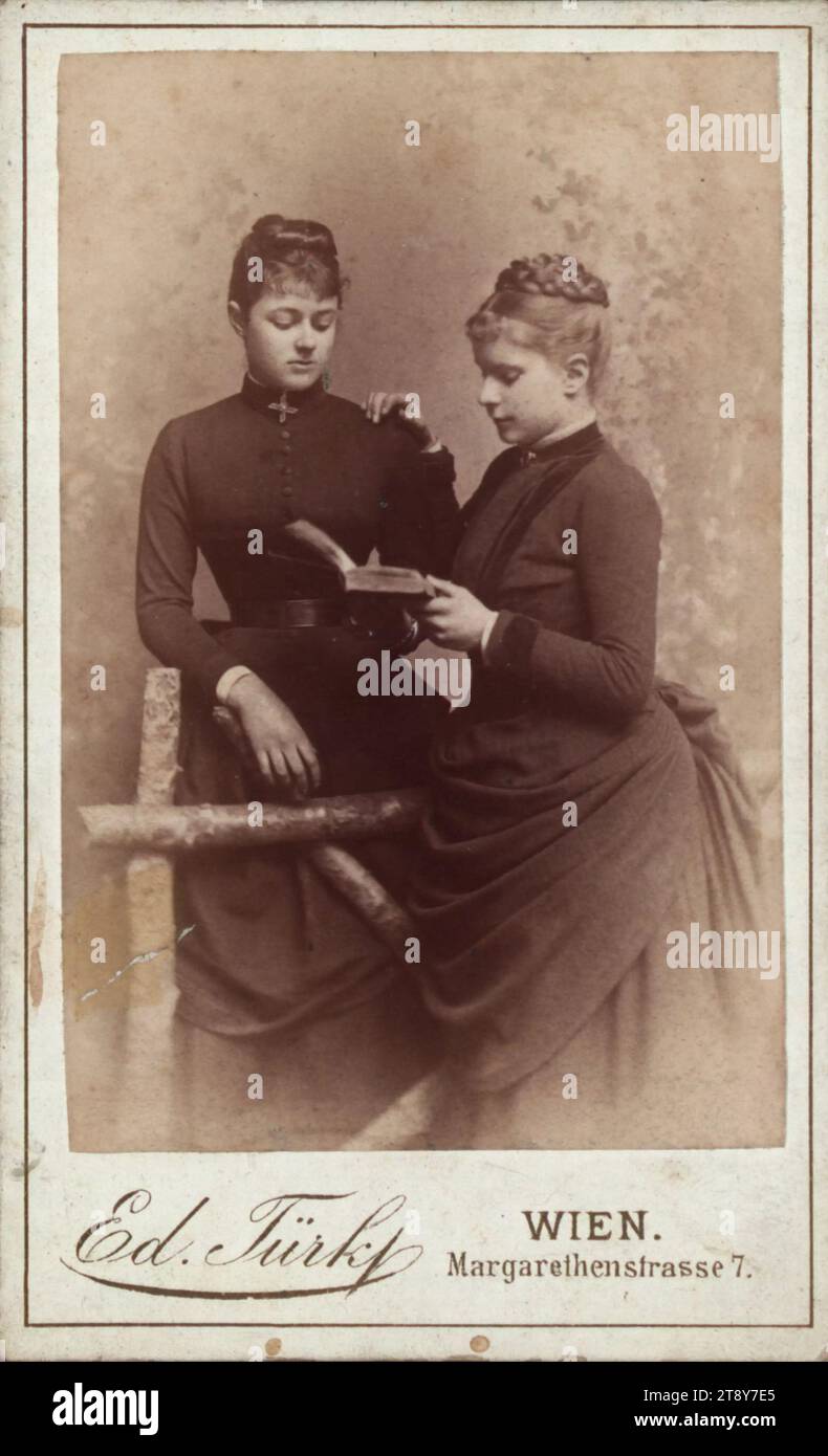 Elise e Mary Reynold, Eduard Türk, fotografo, 16.02.1886, supporto cartoncino, carta per albume, altezza x larghezza 10, 9 x 6, 6 cm, verticale, donna, la Vienna Collection Foto Stock