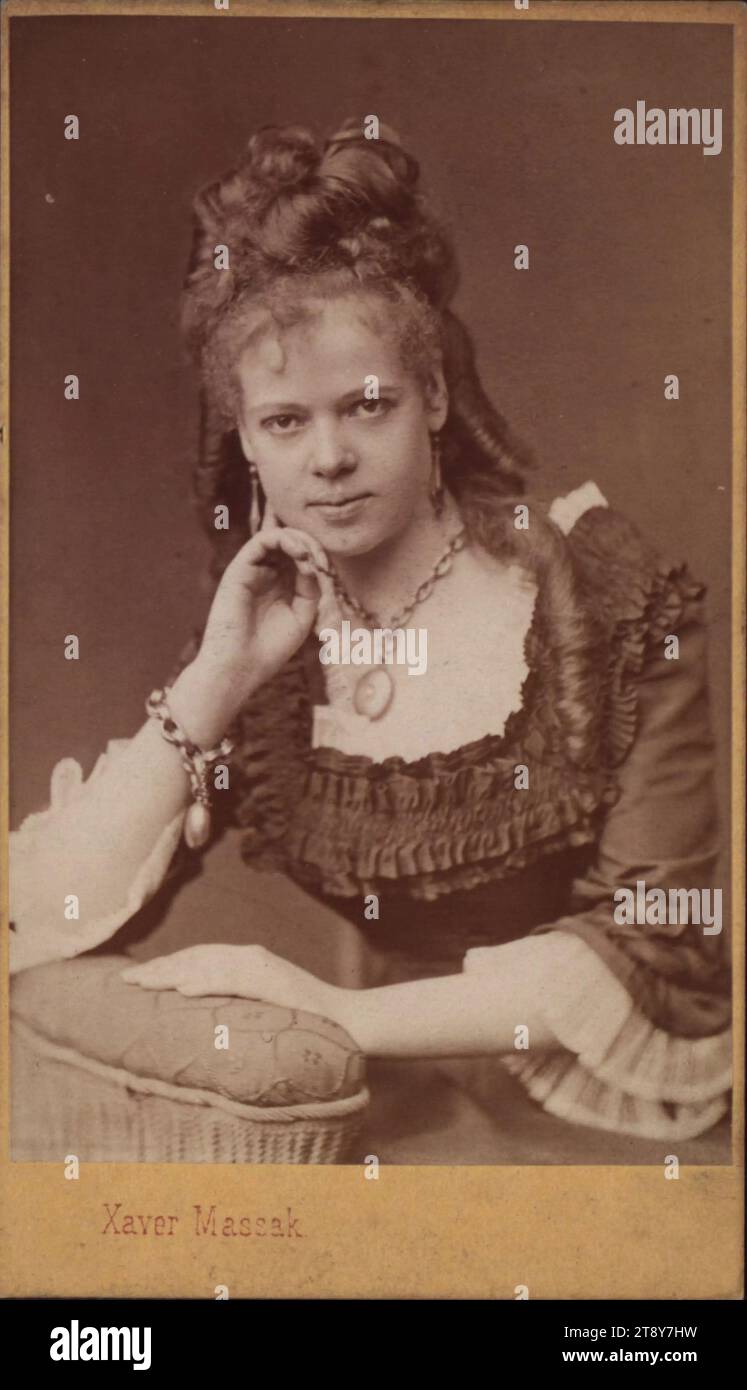 Bertha Ehnn (1847-1932), cantante d'opera di corte (foto del ruolo), Xaver Massak, fotografo, Date Around 1870, cartone di supporto, carta per albumi, Untersatzkarton 10, 7 x 6, 2 cm, moda, opera, musica, Teatro, ritratto, donna, cantante d'opera (situazioni non lavorative), vestito, abito, parrucchiere, attore (sul palco), cantante femminile, Bertha Ehnn, The Vienna Collection Foto Stock