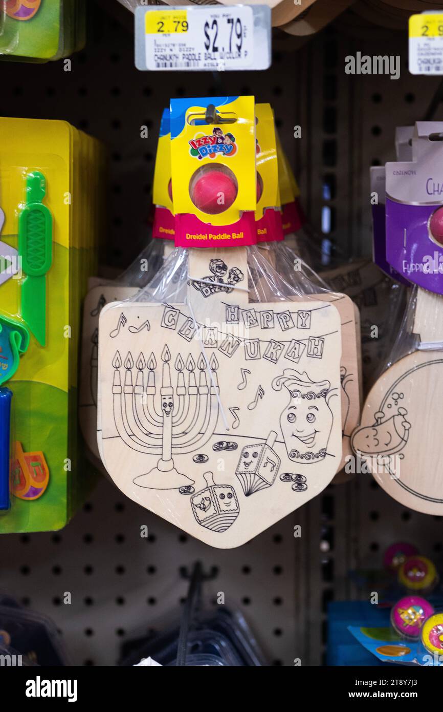 Un giocattolo dreidel paddle boy per bambini in vendita nella sezione Chanukkah del Rockland Kosher Market a Monsey, New York. Foto Stock