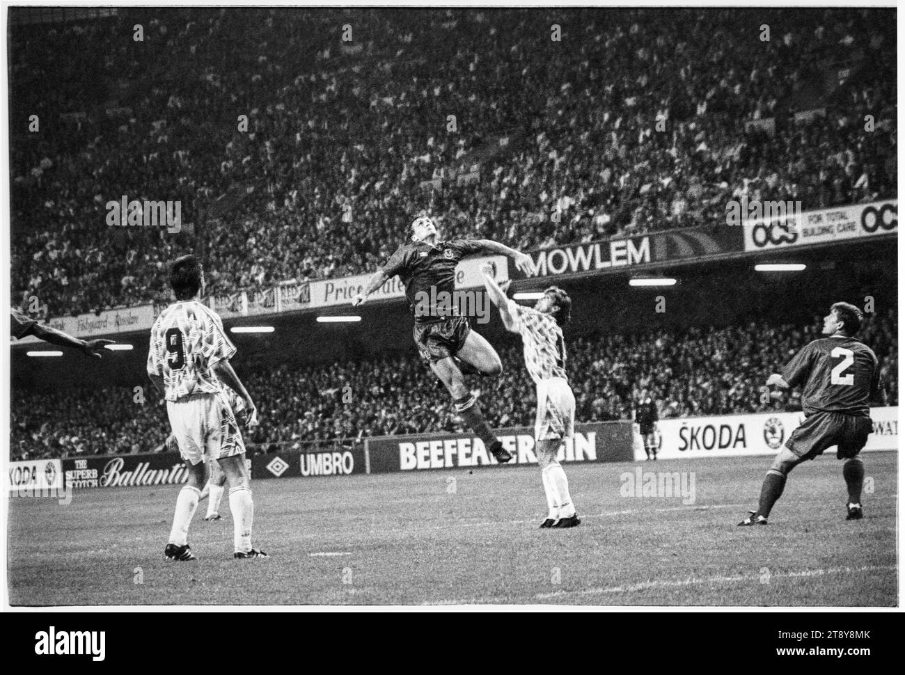 Mark Hughes del Galles si alza in alto per sfidare una croce. Qualificazioni al gruppo 4 della Coppa del mondo FIFA 1994 – Galles contro RCS (Cecoslovacchia AKA Representation of Czechs and Slovaks) al Cardiff Arms Park, Galles, Regno Unito l'8 settembre 1993. Una vittoria per il Galles in questa partita avrebbe quasi garantito la qualificazione con 2 partite a gironi rimanenti. Hanno guidato 2-1 ma hanno concesso un gol di punizione da Peter Dubovský e la partita è finita 2-2. Foto: Rob Watkins Foto Stock