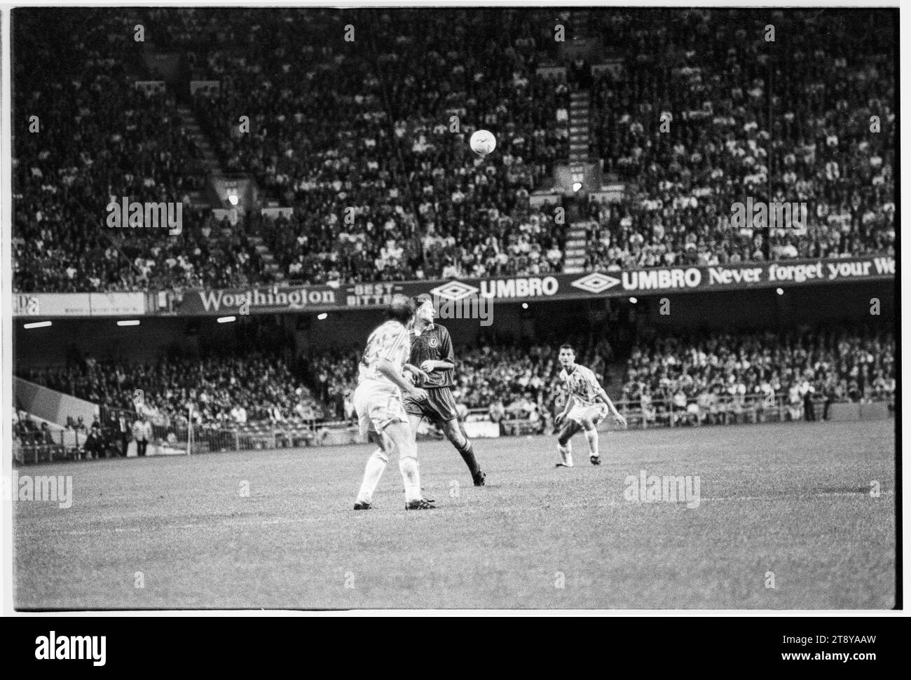 Dean Saunders sfida per una palla lunga. Qualificazioni al gruppo 4 della Coppa del mondo FIFA 1994 – Galles contro RCS (Cecoslovacchia AKA Representation of Czechs and Slovaks) al Cardiff Arms Park, Galles, Regno Unito l'8 settembre 1993. Una vittoria per il Galles in questa partita avrebbe quasi garantito la qualificazione con 2 partite a gironi rimanenti. Hanno guidato 2-1 ma hanno concesso un gol di punizione da Peter Dubovský e la partita è finita 2-2. Foto: Rob Watkins Foto Stock