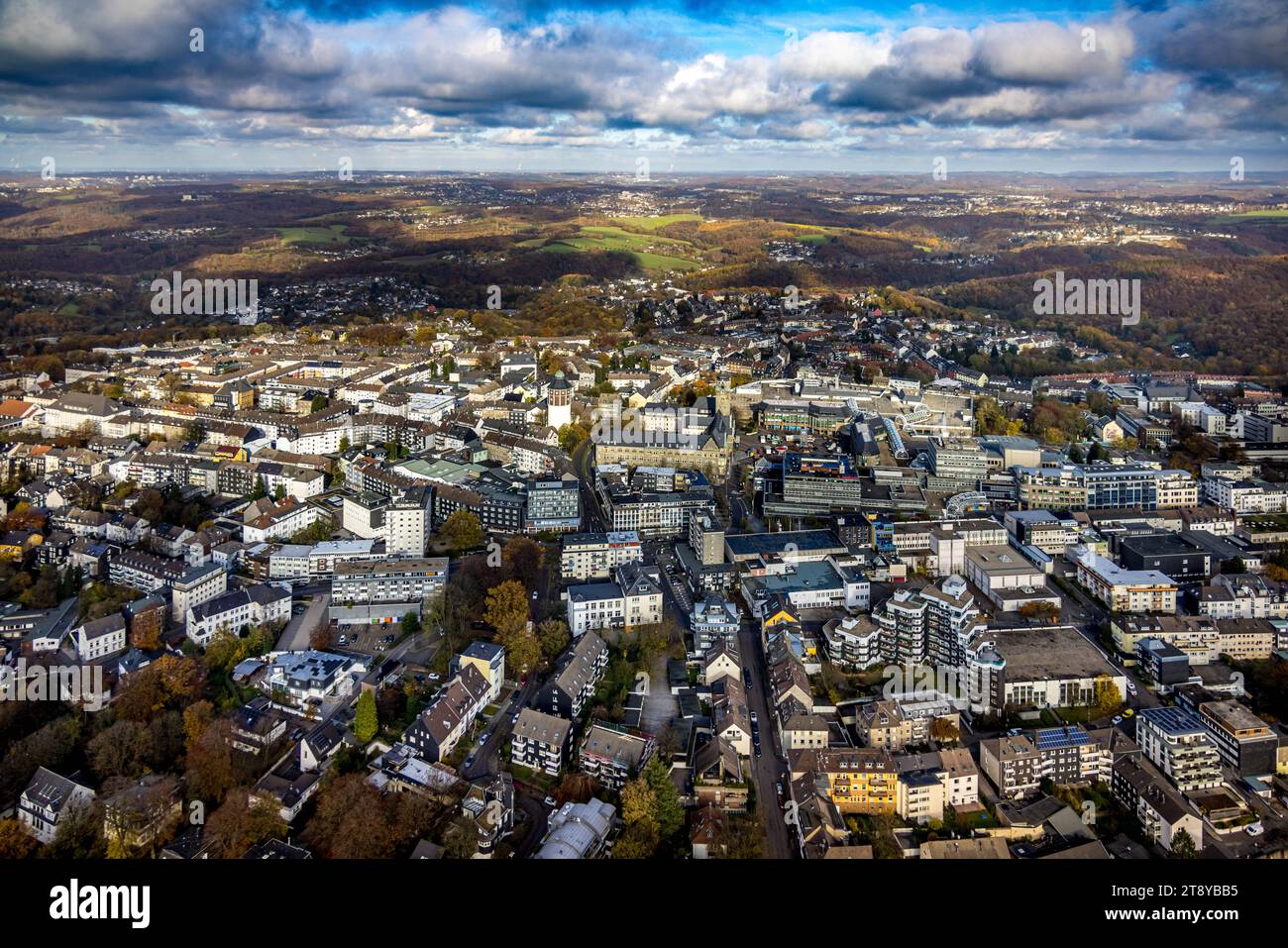 Luftbild, City Innenstadtansicht mit historischer Altstadt, Rathausplatz und Allee-Center mit Weihnachtsmarkt Aufbau, Waterbölles Wasserturm Sehenswürdigkeit und Rathaus, Wohnhäuser und Geschäftshäuser, Mitte, Remscheid, Rheinland, Nordrhein-Westfalen, Deutschland ACHTUNGxMINDESTHONORARx60xEURO *** Vista aerea, vista del centro città con il centro storico, Rathausplatz e Allee Center con costruzione del mercato di Natale, vista della torre dell'acqua di Waterbölles e municipio, edifici residenziali e commerciali, Mitte, Remscheid, Renania settentrionale-Vestfalia, Germania ACHTUNGxMINDESTHONORARx60xEURO Foto Stock