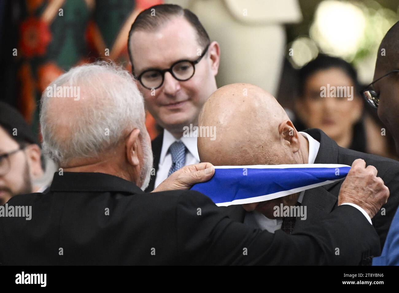 Brasilia, Brasile. 21 novembre 2023. Il Presidente del Brasile, Luiz Inacio Lula da Silva, concede il massimo grado dell'ordine di Rio Branco al Ministro della Corte Federale superiore, Alexandre de Morais, durante la cerimonia di laurea per i nuovi diplomatici dell'Istituto Rio Branco, presso il Palazzo Itamaraty di Brasilia, Brasile, il 21 novembre 2023. Foto: Mateus Bonomi/AGIF Credit: AGIF/Alamy Live News Foto Stock