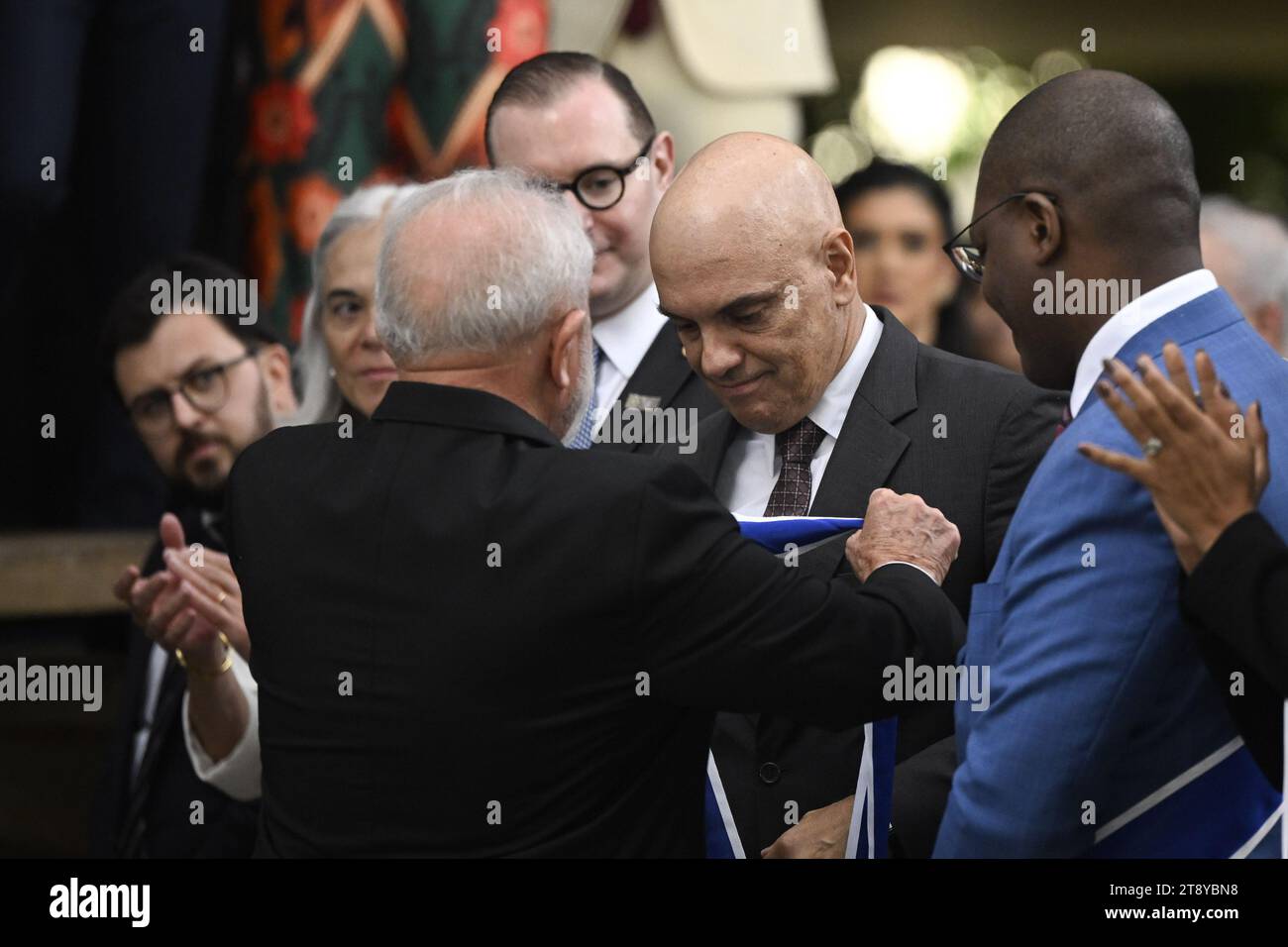 Brasilia, Brasile. 21 novembre 2023. Il Presidente del Brasile, Luiz Inacio Lula da Silva, concede il massimo grado dell'ordine di Rio Branco al Ministro della Corte Federale superiore, Alexandre de Morais, durante la cerimonia di laurea per i nuovi diplomatici dell'Istituto Rio Branco, presso il Palazzo Itamaraty di Brasilia, Brasile, il 21 novembre 2023. Foto: Mateus Bonomi/AGIF Credit: AGIF/Alamy Live News Foto Stock