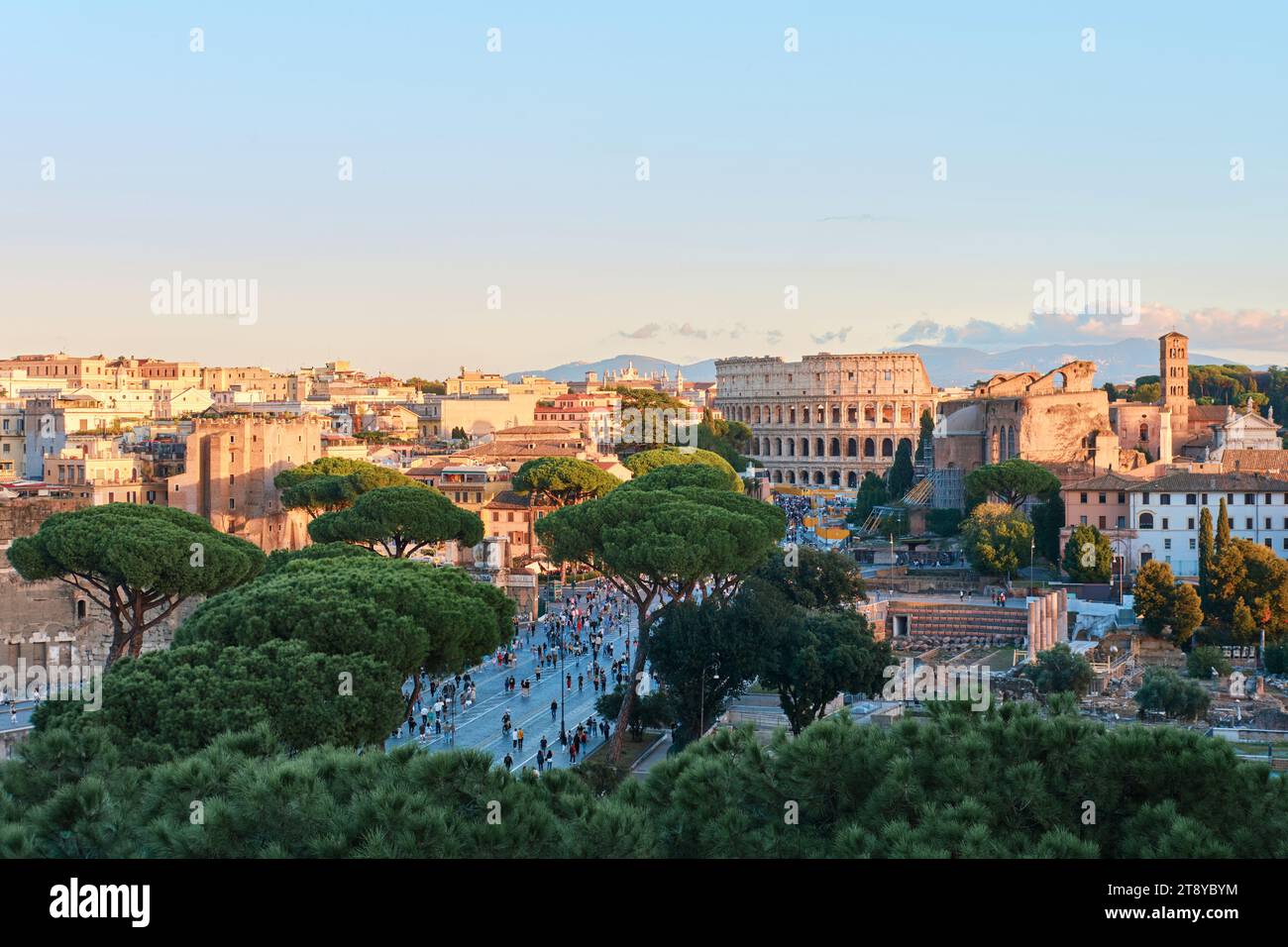 Roma, Italia - ottobre 29 2023: Il Colosseo e il paesaggio urbano del foro Romano Foto Stock