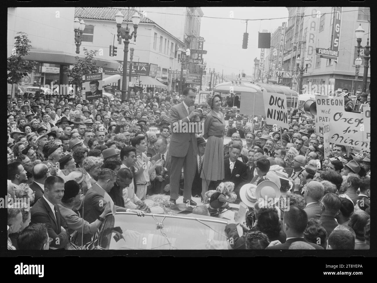 Il vicepresidente Richard M Nixon, con sua moglie Pat, in piedi in cima alla macchina, circondato da persone, durante una manifestazione elettorale a Vancouver. Visibile sorridente in basso a sinistra è H R Haldeman, assistente di Nixon e più tardi Capo di Stato maggiore della Casa Bianca, Vancouver, Washington, 14/9/1960. (Foto di Thomas o'Halloran/US News and World Report Magazine Collection) Foto Stock