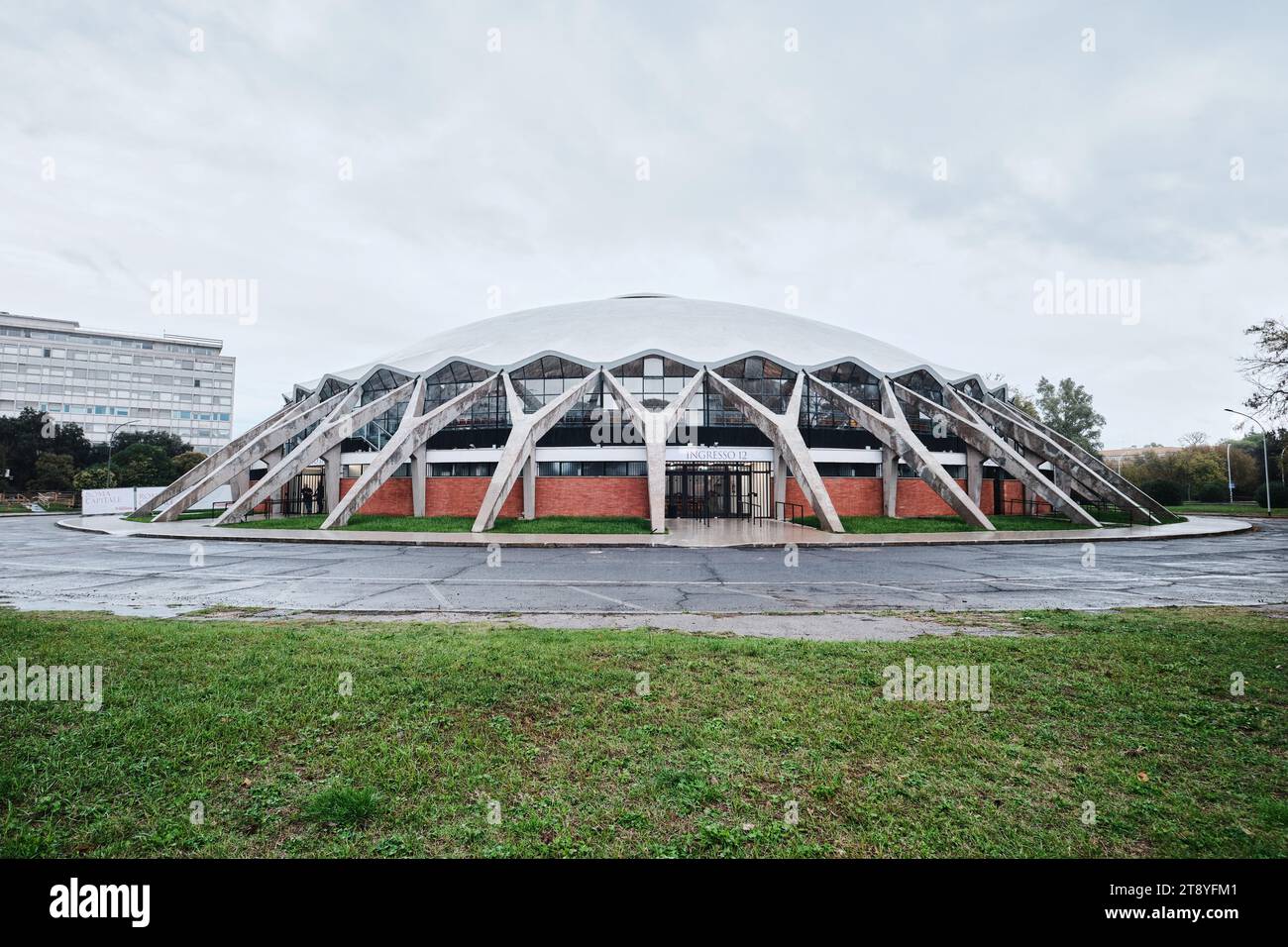 Roma, Italia - ottobre 29 2023: Vista esterna del Palazzetto dello Sport Arena. Fu progettata dall'architetto Vitellozzi con la sua cupola in cemento armato Foto Stock