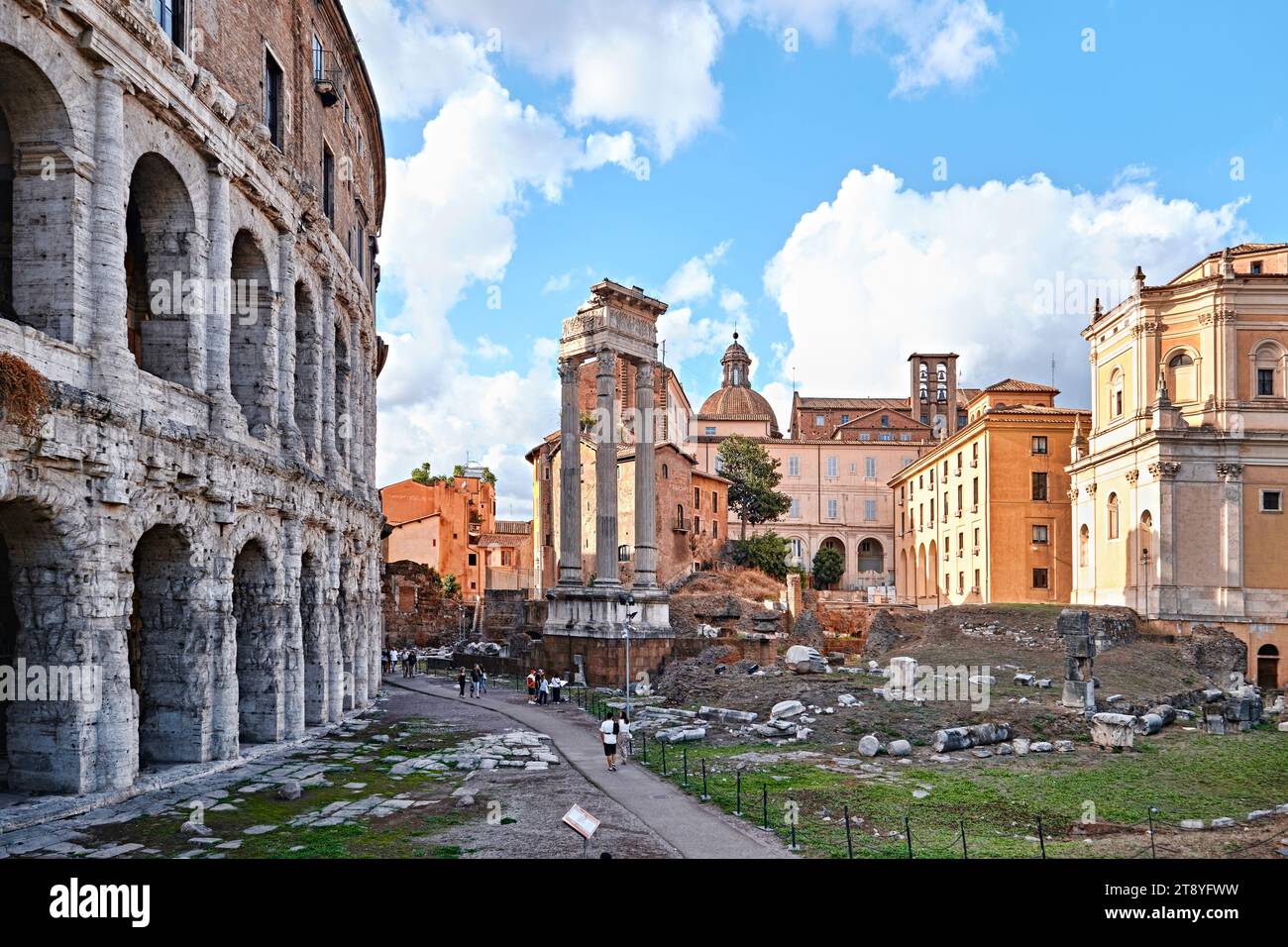 Roma, Italia - 4 novembre 2023: Le rovine del Tempio di Apollo Sosiano sul Teatro Marcello Foto Stock
