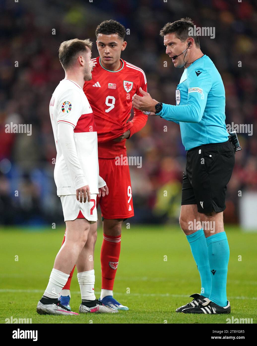 L'arbitro Matej Jug affronta la Turchia Kerem Akturkoglu durante la partita del gruppo D di qualificazione UEFA Euro 2024 al Cardiff City Stadium. Data immagine: Martedì 21 novembre 2023. Foto Stock