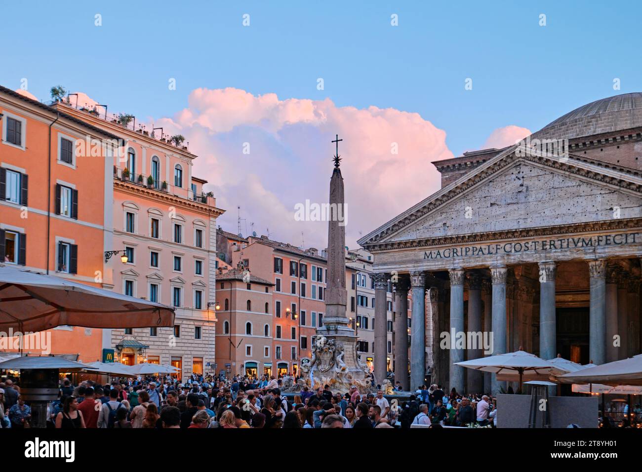 Roma, Italia - 2 novembre 2023: Imponente facciata dell'antico tempio e chiesa del Pantheon Foto Stock
