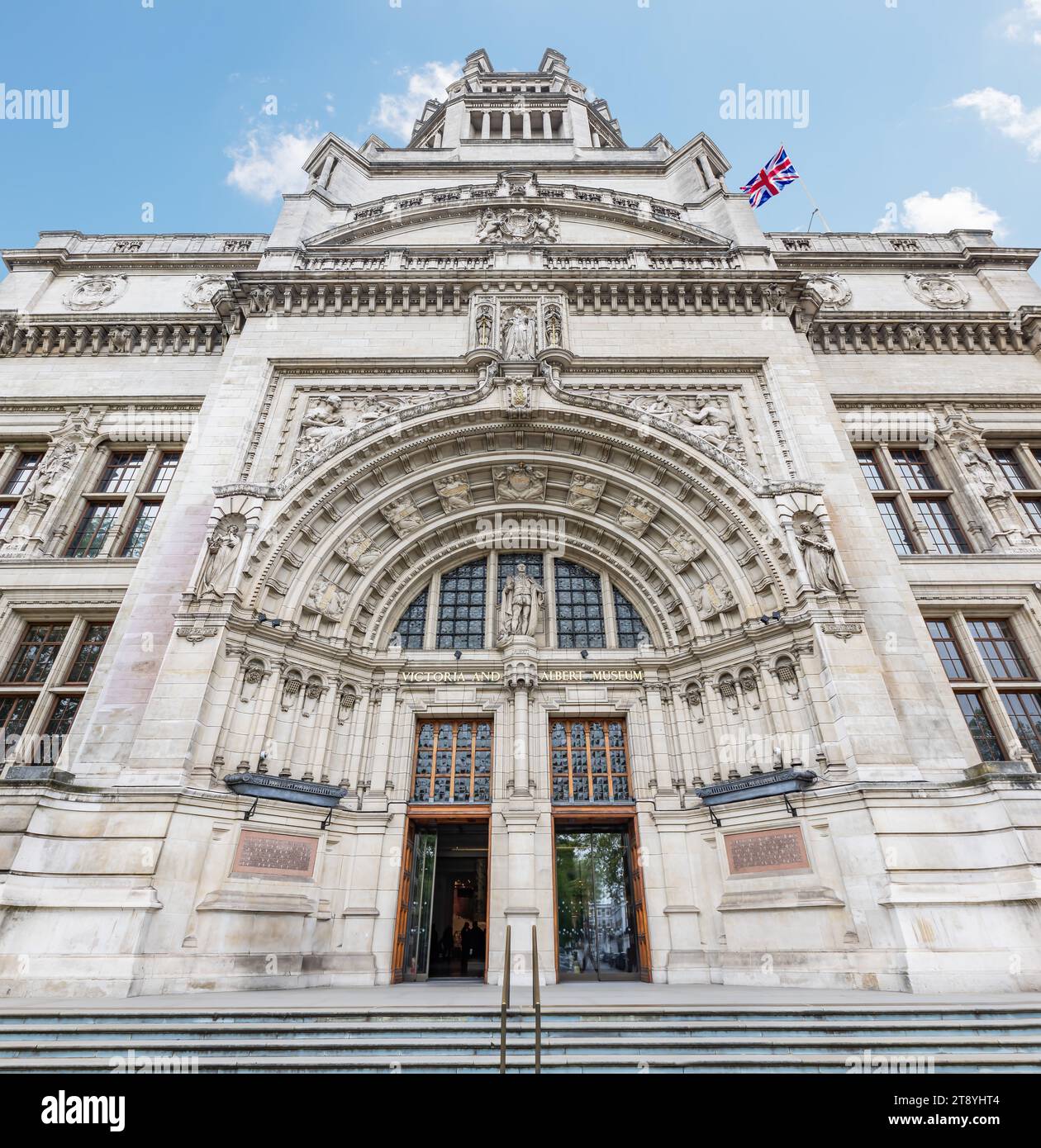 Facciata dell'ingresso principale del Victoria and Albert Museum di Londra, il più grande museo di arte applicata del mondo (arti decorative e design). Si chiama AFT Foto Stock