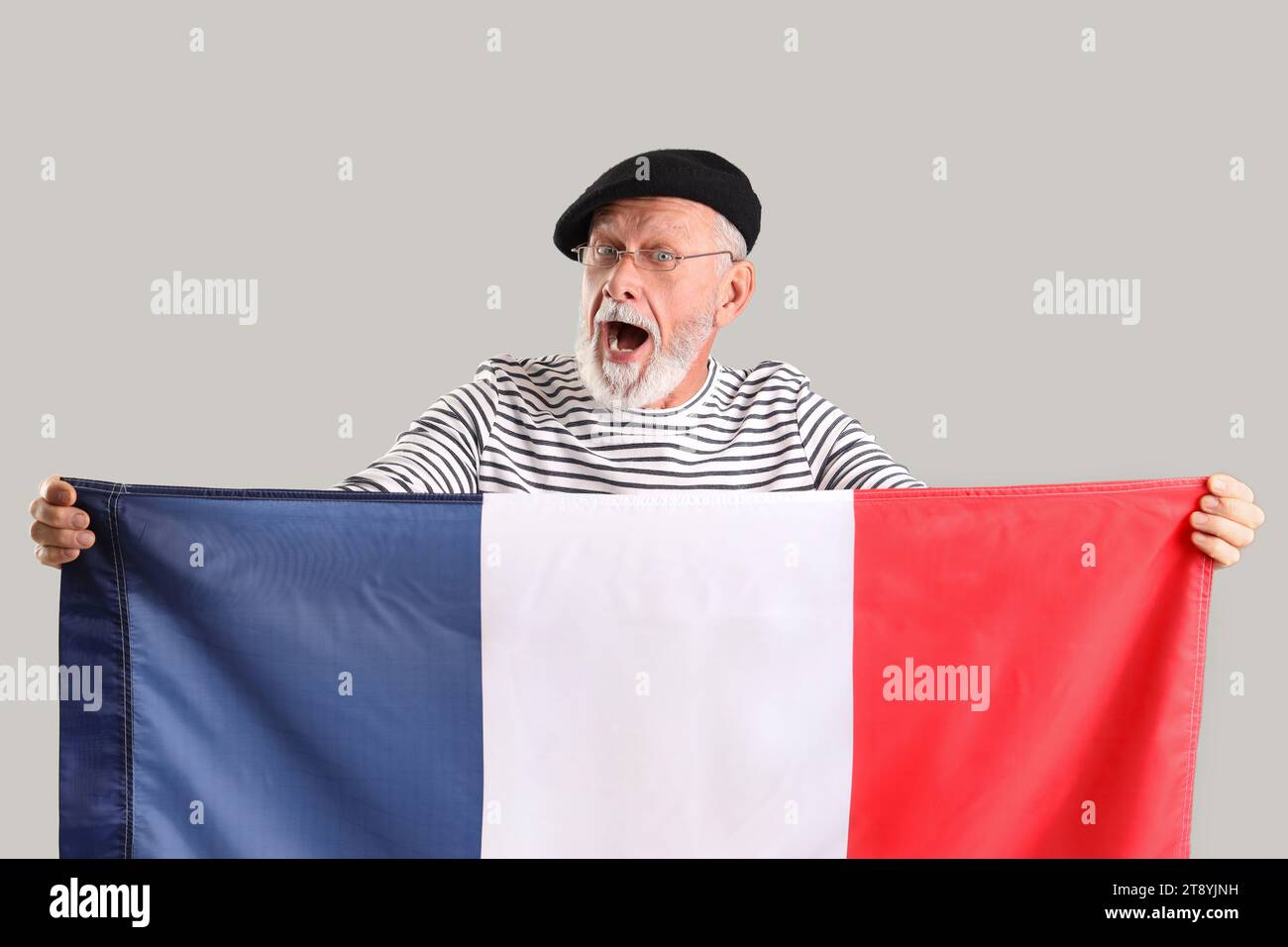 Uomo anziano con bandiera della Francia su sfondo chiaro Foto Stock