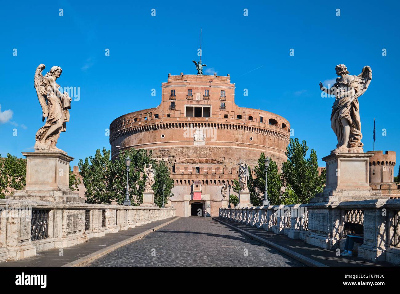 Roma, Italia - 2 novembre 2023: Antico Castel Sant Angelo o Mausoleo di Adriano, argine del fiume Tevere Foto Stock