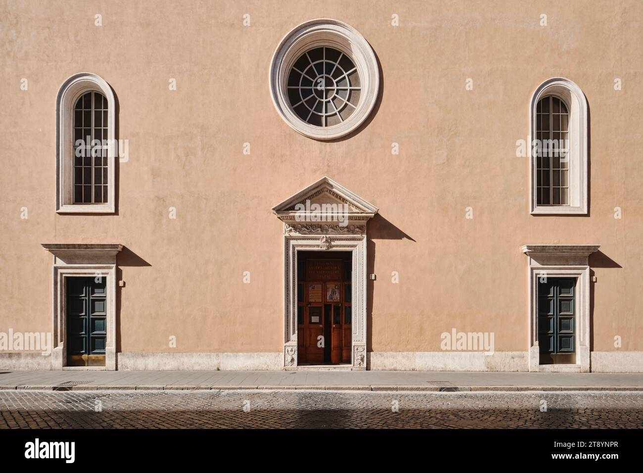 Roma, Italia - ottobre 29 2023: Antiche strade storiche e facciata tipica dell'architettura romana nel centro (Chiesa di nostra Signora del Sacro cuore Foto Stock