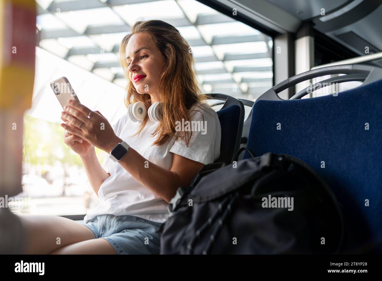 junge-frau-sitzt-im-bus-immagini-e-fotografie-stock-ad-alta-risoluzione